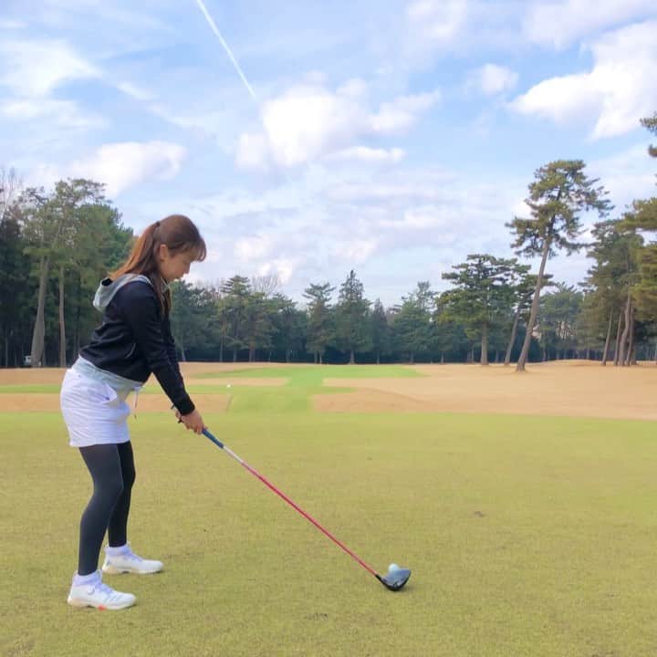 のインスタグラム：「千葉カン梅郷⛳️ 大学の団体戦で何度か行ったことあったから コースすごいわかる！笑 懐かしかったなあ☺️  #スイング動画#ゴルフスイング#ドライバー#ゴルフ#ゴルフ女子#ゴルフ男子#ゴルフコーデ#ゴルフウェア#スポーツ#スポーツ女子#golf#golfgirl#instagolf#golffashion#golfswing#golfstagram#골프#高尔夫」