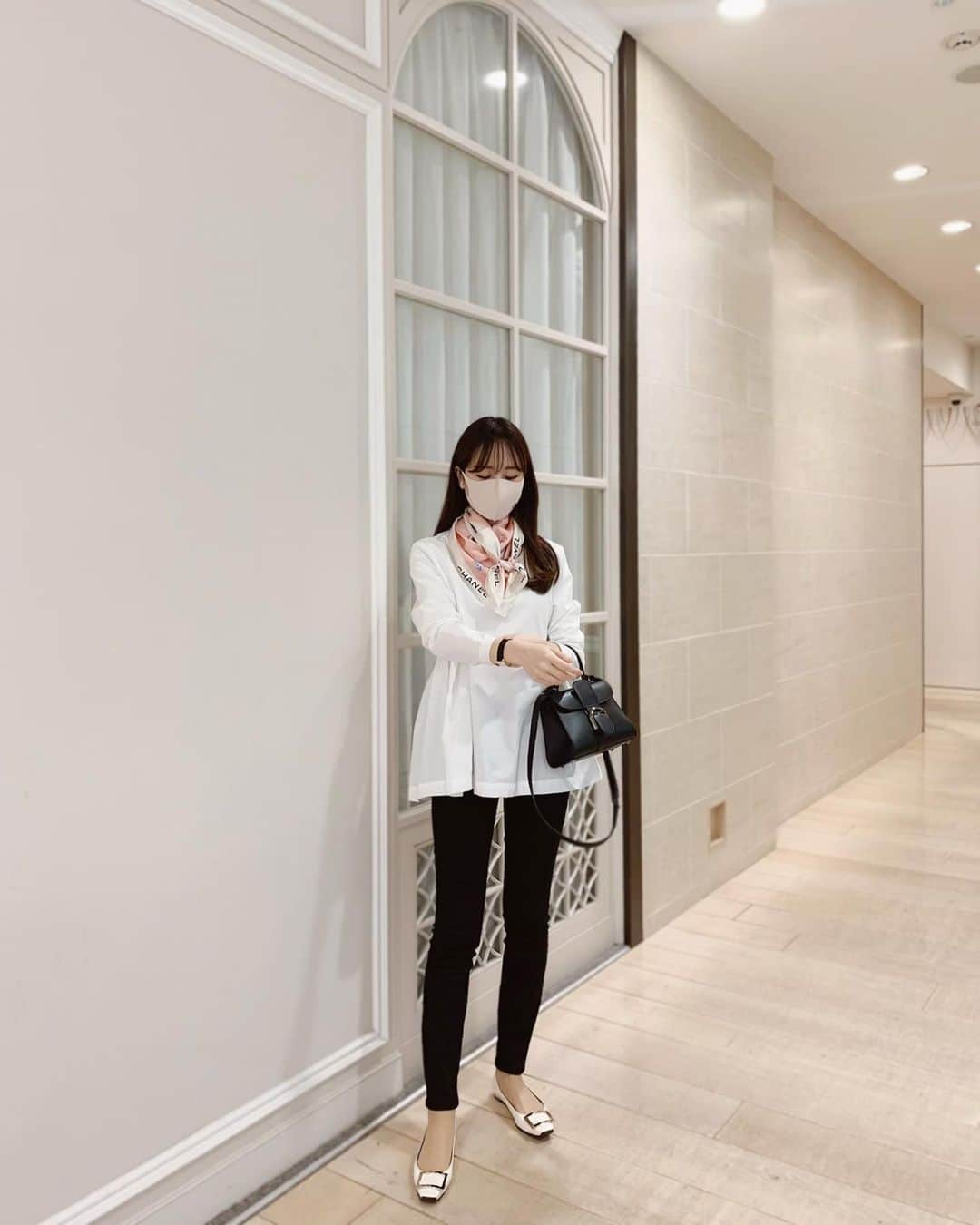 ハンナミのインスタグラム：「🌸  ギャザーブラウスに いつも付け襟合わせてたけど スカーフもあり ☺️  blouse #eneu pants #motherdenim scarf #chanel bag #delvaux shoes #rogervivier」
