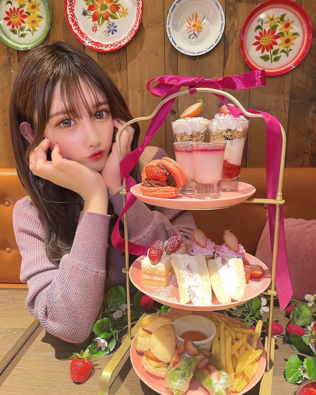 ゆうめろさんのインスタグラム写真 - (ゆうめろInstagram)「・ ・ 𝐀𝐟𝐭𝐞𝐫𝐧𝐨𝐨𝐧𝐓𝐞𝐚🍓🤍 ・ 2度目のカフェランブータンに行ってきました💓 今回は3月7日までの期間限定でいちごとコラボしている アフターヌーンティーをやってるよ🍓 ・ このアフタヌーンティーが1980円！ (1人分。ホットティー飲み放題は＋300円) ・ アフタヌーンティーって1人5000円くらいするのに、 このコスパ抜群なのは凄すぎる😭✨💭 この値段でこんなに豪華なアフターヌーンティー楽しめて最高！ ・ 《内容🍓》 ①苺のフルーツサンド ②苺入りメロンパン ③苺のフルーツ生春巻 ④ポテトフライ ⑤苺のショートケーキ ⑥苺杏仁豆腐 ⑦苺とチョコのトゥンカロン(マカロン)  ⑧苺ロールケーキ ⑨苺のタルトモンブラン ⑩苺の一口ミニパフェ ・ さらにプラス500円で 苺のアフタヌーンティー&ストロベリーつかみ取りプランもあるよ 沢山つかみ取りしちゃった🤣🤣🤣 ・ #カフェランブータン #いちごアフターヌーンティー  #アフターヌーンティー」3月4日 20時08分 - yk.o0