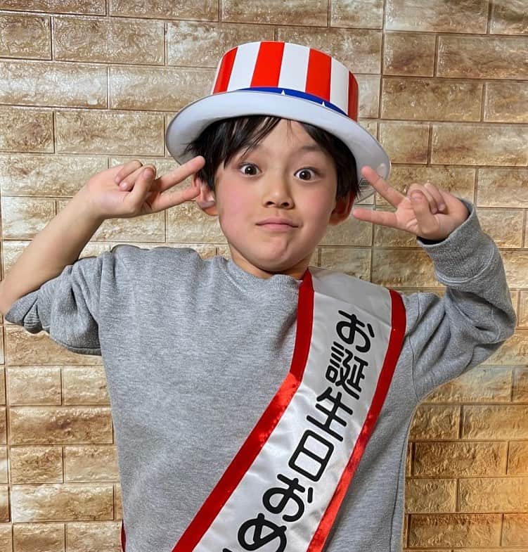ブラザー4チャンネルのインスタグラム：「♡3月4日あっくん9歳のbirthday♡  明日の金曜日はYouTube生配信します♪  ぜひあっくんを祝っていただけたら嬉しいです∩^ω^∩  #ブラザー4 #brother4 #birthday #あっくん  #live  #生配信  #youtube  #誕生日おめでとう」