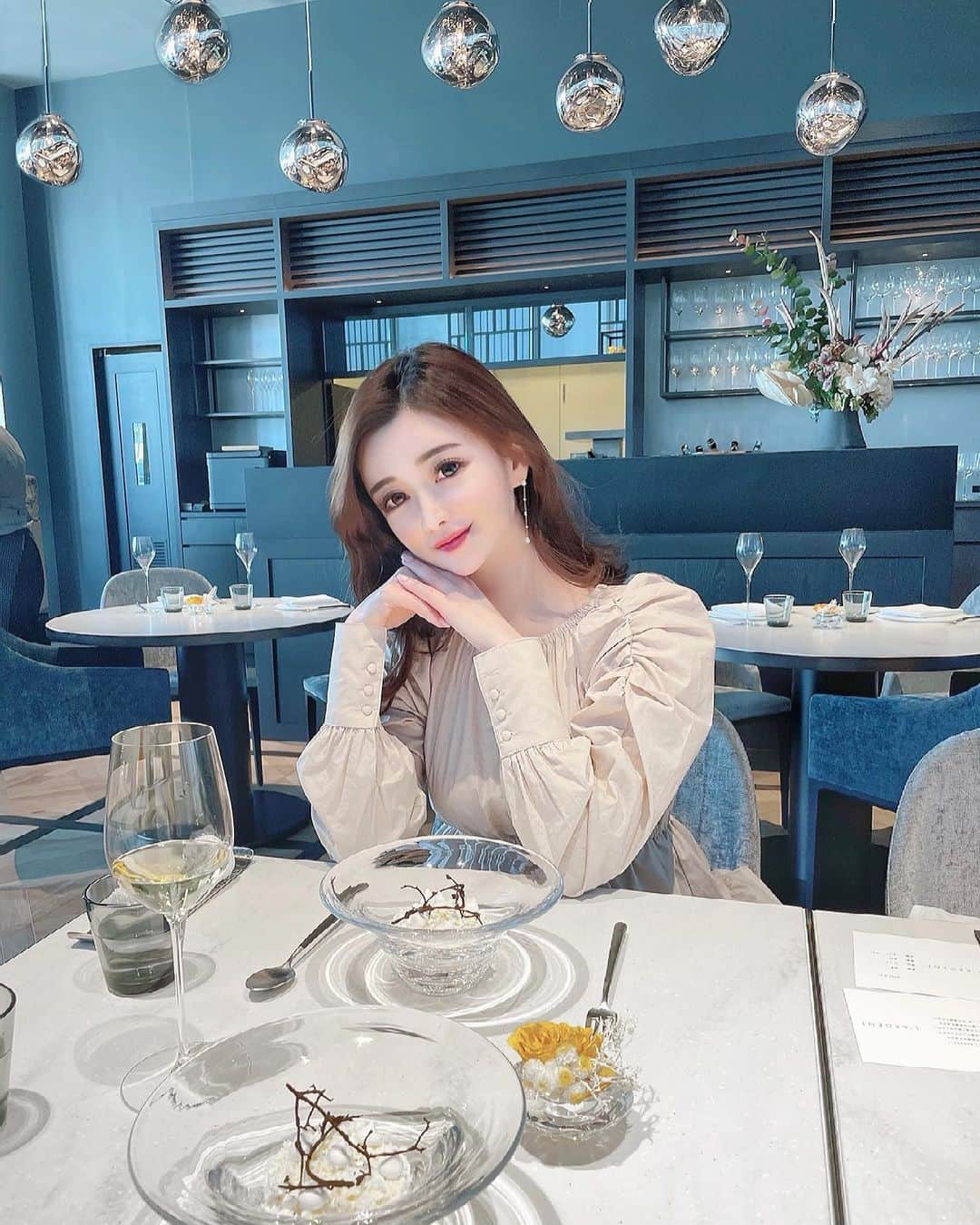 のインスタグラム：「✔︎ 𝐿'𝐴𝑅𝐺𝐸𝑁𝑇 ・ いつか打ち合わせで伺ったフレンチレストラン🇫🇷 ・ 頂いたお料理の全てが見た目もお味も 初体験のものばかりで、 どれも繊細で美味しくて 「おいひ〜おいひふぎる〜♫」と終始悶絶でした😋 スタッフの方もとてもご親切で ワインを試飲をさせて頂いたり テラスをご案内頂いたり 至れり尽くせり幸せすぎるひとときでした🥂 また伺いたいレストランです🍽 ・ ▪︎ショートランチコース ・菊芋 ・寒ブリ ・京鴨 ・ラムレーズン ・コーヒーもしくは紅茶、ハーブティー 食材選びから調理法、センス溢れる盛り付けまで 加藤シェフのこだわりを感じるショートコースは お気軽に楽しみたい方や女性にもぴったりです♫ ・ ▪︎L'ARGENT(ラルジャン) ( @largent_ginza ) 〒104-0061 東京都中央区銀座5-8-1 GINZA PLACE 7F 「銀座駅」A4出口直結 ・ ・ #ラルジャン #largent #銀座ランチ #銀座 #フレンチレストラン #ミシュラン」