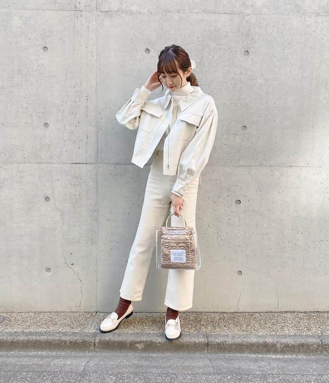 星野麻里愛さんのインスタグラム写真 - (星野麻里愛Instagram)「❤︎wego staff style❤︎  outer...¥3999 tops...¥1759 bottom...¥2999 bag...¥3300  詳しくはプロフィールのURLをみてね！  #wego#wegoコーデ#ウィゴー #うぃごー#ウィゴーコーデ#ワイドデニム#シュシュ  #スウェット #ショート丈トップス #ショート丈 #デニムパンツ#全身コーデ #春コーデ#春服#モテコーデサロモ#サロンモデル名古屋#サロモ名古屋#ミディアムヘア#fashion#ottdfashion」3月4日 20時30分 - maria.pink28