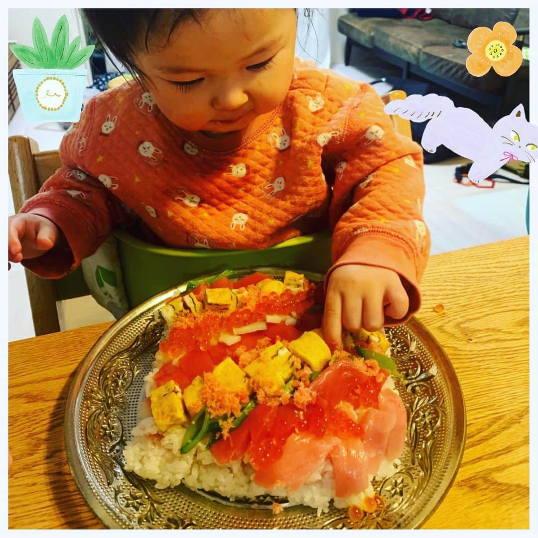 木下あゆ美のインスタグラム：「チラシ寿司。いつもは一人ずつ盛り付けるけど、ケーキのようにしてみた。 結局取り分けるのに時間がかかって、こどもたちは早く食べたい！と大騒ぎ。ろくに写真も撮れず🥲　来年はまた一人ずつ盛り付けよ…。（昨日の話）  #ひな祭り　#桃の節句　#マグロのたたきをサンドしてある  The day was pray for growth and happyness of girls. #girlsfestival」