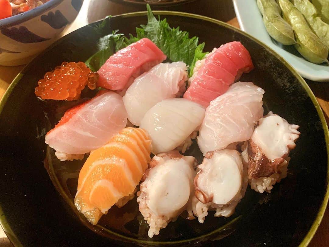 坂本美雨さんのインスタグラム写真 - (坂本美雨Instagram)「ひな祭りなにもしてないので、なんとなく一日遅れのお寿司を握ってみた。 酢飯は飯島奈美さんの #紀州のうめ酢 で。 なまこの大好物の空豆、とろろ、タコきゅうりサラダ、蓮根と大豆ミートの豆豉炒め、けんちん汁。 #miu_meshi」3月4日 20時31分 - miu_sakamoto