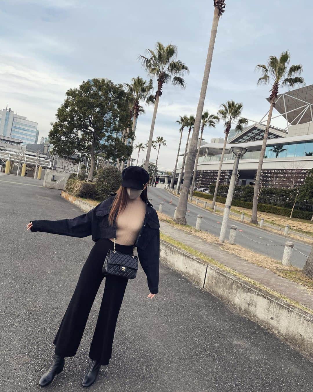 のインスタグラム：「ヤシの木の下で 夏を感じてきました🌞🌴🤎 . 少しずつ薄着になってきて 嬉しい日々🌈🦋 . そんな今日は まっくろくろすけコーデ🖤 #ootd #outfit #allblack #esutorejasnap  #esutoreja #Chanel  #ブラックコーデ #デニムジャケット #美脚パンツ #春コーデ #春ニット #ブラウンコーデ #esutorejaコーデ #マトラッセ #ダメージデニム #Ncode」