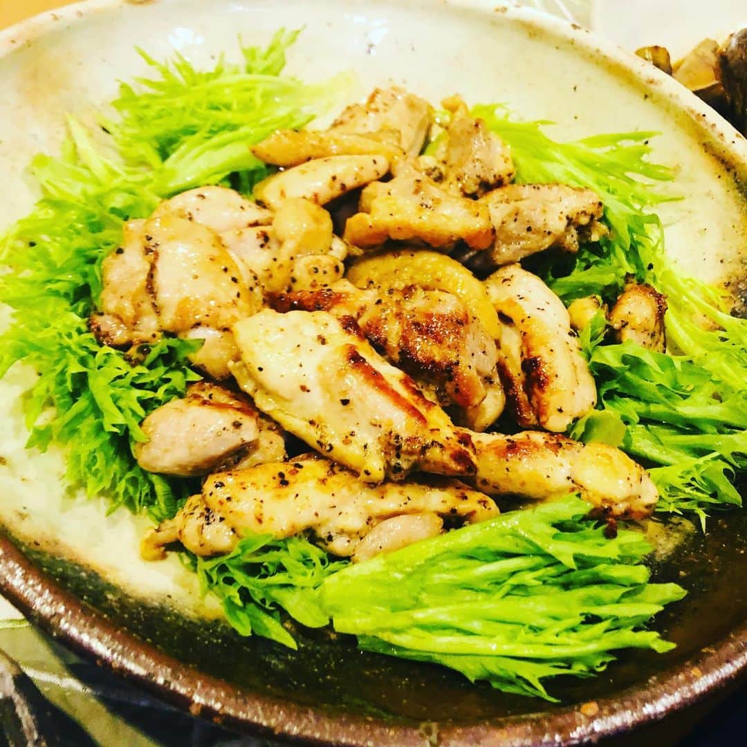 のインスタグラム：「今夜のご飯🍚 鶏モモ肉の胡椒焼き 胡麻胡瓜 茄子の炒め煮 菜の花とエリンギの出汁浸し 大根のお漬物 柚子風味 ごぼうの炊き込みご飯 ワカメ お豆腐 なめこ 大根のお味噌汁 美味しくいただきました💖  #お家ご飯 #家族のご飯 #かあちゃんの味 #具沢山お味噌汁 #あじかんごぼうのおこわ #毎日を楽しく #幸せのレシピ #今日食べた物が明日の身体を作る」