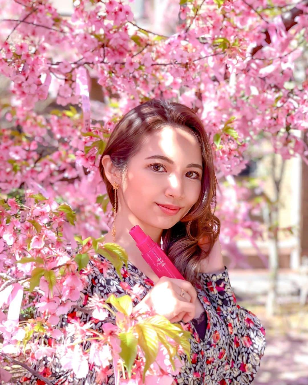 DJ Cellyさんのインスタグラム写真 - (DJ CellyInstagram)「先日の桜神宮🌸 桜新町の駅からすぐの所にこんなに素敵な場所があるなんて知らなくて…！ とってもキレイでした☺️  この日は桜に合わせてピンク色のメイク💄 マスクの取り外しもよくするので最近はコスメドール @cosme.doll さんのメイクプロテクションミストをメイク後にシュッと一拭きしてます。 とっても細かい霧状で出てきて、メイク崩れ防止や保湿に効果があるみたいでお気に入り☺️  桜の写真他にも撮ったのでまた投稿します📸  #コスメドール #メイクプロテクションミスト #マスクメイク #cosmedoll #メイク崩れ防止 #ウォータープルーフ #メイクキープ #pr  #河津桜満開 #河津桜🌸 #河津桜2021 #お花見2021 #東京桜 #代官山お散歩 #お散歩日和 #お花見デート #春日和 #春桜 #お花見スポット #japinay #cherryblossomseason #japanesecherryblossom #japinay」3月4日 20時45分 - celly_cecilia