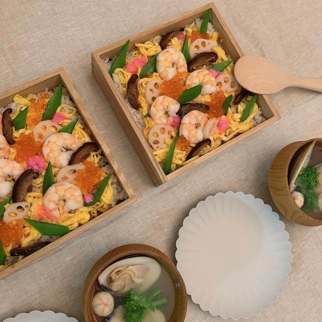 Hiromi Ｍaedaのインスタグラム：「昨日は初節句のお祝いを♡ 朝からちょっとずつ準備して半日かかったけど😇 子ども達が喜んでくれてよかった✨ ・ ・ 元気にスクスク育ってね！👶🏻👦🏻♡ ・ ・ #初節句#初節句のお祝い#ひな祭り#ひな祭りごはん#ちらし寿司#離乳食 のクオリティー...🤫笑」