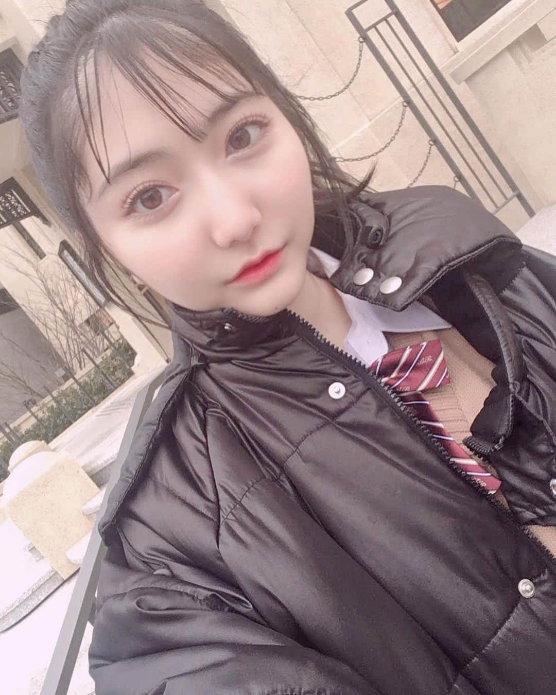 加藤咲希のインスタグラム：「表紙のときの⸜🌷︎⸝‍ . 撮ってる一瞬だけ雨が止んだの奇跡だなって今でも思ってる‪💭‬ . . #nicola #ニコラ #モデル #ニコラモデル #ニコモ #加藤咲希 #かとぅ #かとっこ🐱🌸 #自撮り #自撮り女子 #女子高生 #jk #jk1 #fjk #制服 #黒髪 #オフショット #加工厨」