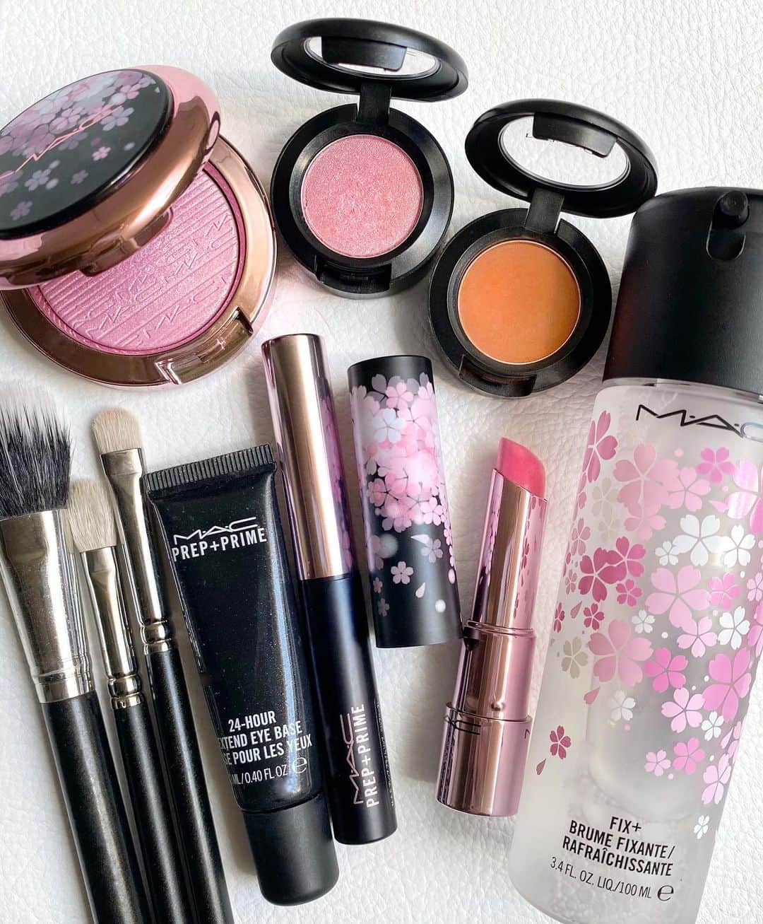 M∙A∙C Cosmetics Japanのインスタグラム：「本日の『春を満喫、ふんわり桜メイク＆クールな夜桜メイク』の#MACインスタライブ で使用した製品はこちらです👇 with MASAMI YAMADA @masam1101 ＆ SAKI IKARASHI @sakiikrs_makeup @mac_isetan.shinjuku  ㅤ ご視聴いただいた皆さま、ありがとうございました✨ 時間のご都合が合わなかった方も、IGTVにてライブを公開しております。ぜひご覧ください📺 ㅤ 【MASAMI YAMADA使用製品】（画像1、2枚目） ＊EYES ・エクストラ ディメンション ブラッシュ／ディリー ドリィ →217ブラシ ・スモール アイシャドウ／ピンク ヴィーナス →217ブラシ ・スモール アイシャドウ／ルール →239ブラシ  ㅤ ＊LIPS ・グロー プレイ リップ バーム／ピンキング オブ ユー ・M∙A∙C プレップ プライム リップ  ㅤ ＊FACE ・エクストラ ディメンション ブラッシュ／ディリー ドリィ →159ブラシ ・フィックス+ CBM  ㅤ ＜その他使用製品＞ ・M∙A∙C プレップ プライム 24 アワー エクステンド アイ ベース ・スモール アイシャドウ/オメガ ・プロ ロングウェア アイ ライナー／リッチ エクスペリエンス ・アイブロウ ビッグ ブースト ファイバー ジェル／ストラット  ㅤ 【SAKI IKARASHI使用製品】（画像3、4枚目） ＊EYES ・エクストラ ディメンション ブラッシュ／アンダー マイ プラム →230ブラシ ・パウダーキス アイシャドウ／サッチ ア チュール →217ブラシ ・パウダーキス アイシャドウ／フェルト キュート →219ブラシ ・ブラシストローク ライナー／ブラシブラック  ㅤ ＊LIPS ・リップスティック／ブルーム ボックス ・M∙A∙C プレップ プライム リップ  ㅤ ＊FACE ・エクストラ ディメンション ブラッシュ／アンダー マイ プラム →187ブラシ ・フィックス+ CBM  ㅤ ＜その他使用製品＞ ・M∙A∙C プレップ プライム 24 アワー エクステンド アイ ベース ・スモール アイシャドウ／オメガ ・アイブロウ ビッグ ブースト ファイバー ジェル／フリング  ㅤ #MACBLACKCHERRY #MACブラックチェリー」