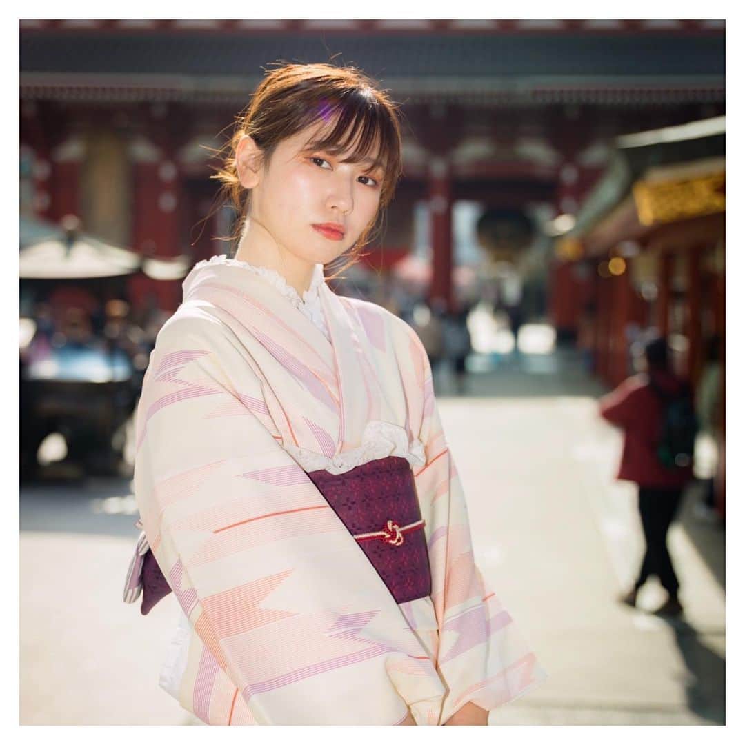 常住真菜のインスタグラム：「久々の投稿🌞 . 年明け浅草に行きました！ 久しぶりのポートレート📸 . . コロナで自粛中は部屋の改造をしてオシャレにしたり 漬けた梅酒を飲んだり 落ち着いている時はGotoで旅行したり 植物育てたり（めっちゃ枯れる）のんびりしています⠉̮⃝︎︎ . 大学生で一人暮らしし始めた時から含めこんなに家にいるのは初めてかもしれない。 家の中にいるのも全然楽しめるタイプです◎ . しばらく好き放題生きていたのでまたやりたい気持ちが出てきました。最近はストーリーしか更新してなかったけどこれこらはSNS全般動かしまーす💐 よろしくね！ . . （1枚目と2枚目の写真は顔が浮腫んでいたから加工してシュッとさせてしまった…） #ポートレート #portrait #サツコレ」