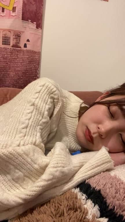 mimのインスタグラム：「リスナーさんのコメントを読み上げ喋っています。」