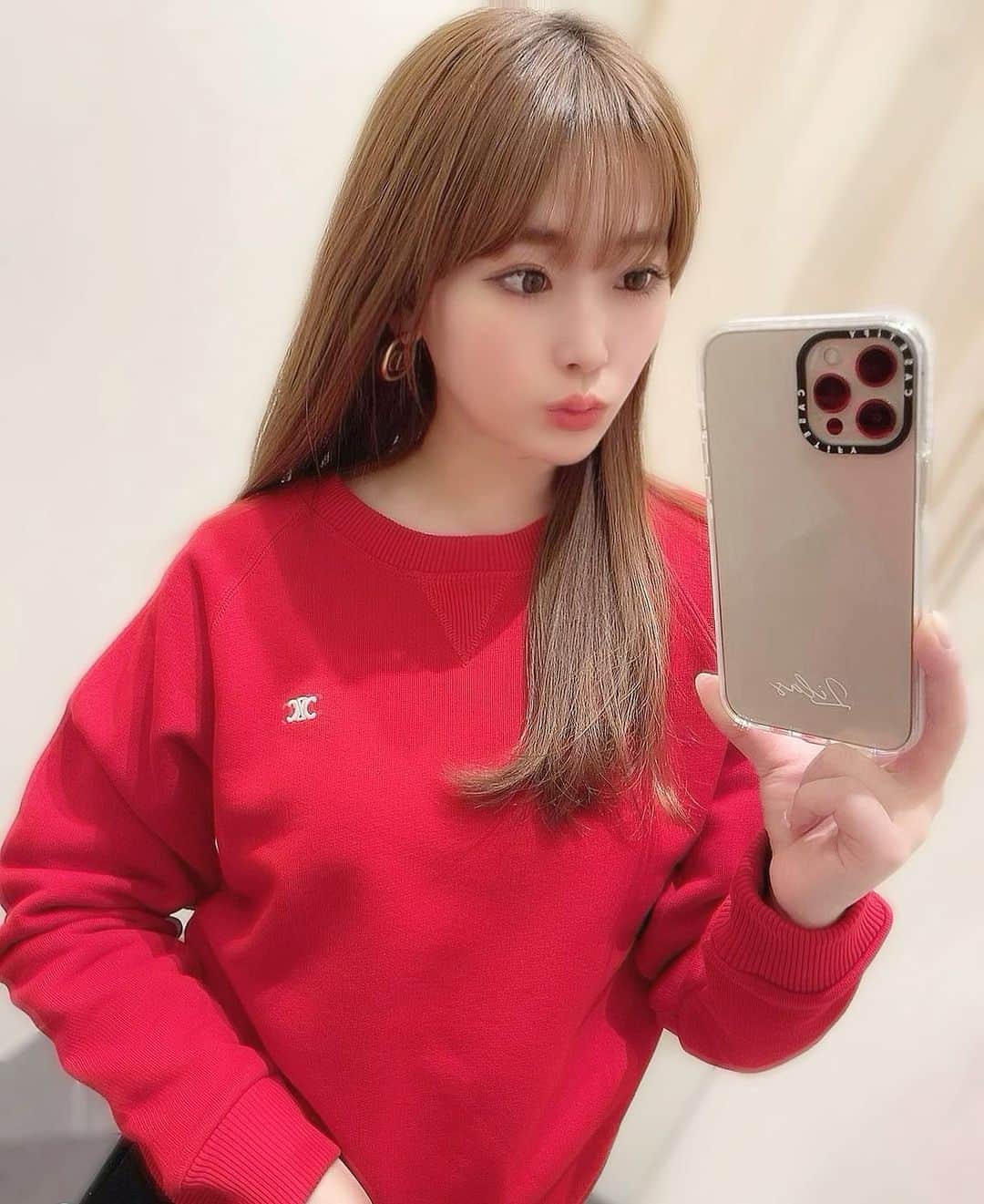 藤川沙弥のインスタグラム：「⸝⋆﻿﻿   この間ついに📱を新しく♥︎12pro maxに💫 初めは大きすぎるかな？と思ったけど 使い出すとすっかり慣れた💕  ケースは頑丈で安心な @casetify_jp 💥 前回、便利過ぎたミラーとかなり迷って、、 今回はクリアケースにしました✨ 文字オーダーできたりするのも嬉しい所♩ リン🐶のステッカーとか𝐋𝐢𝐥𝐚𝐬カードとか 入れたりしてカスタムを楽しんでます♡  髪色もいい感じに🥺🍫 @sayaka_diptymoila さんにお任せ✨ ベージュ系でお任せしてます♡ ミネコラ2倍で艶々のまま 髪がだいぶ伸びてきてすっかりロングヘア😀」