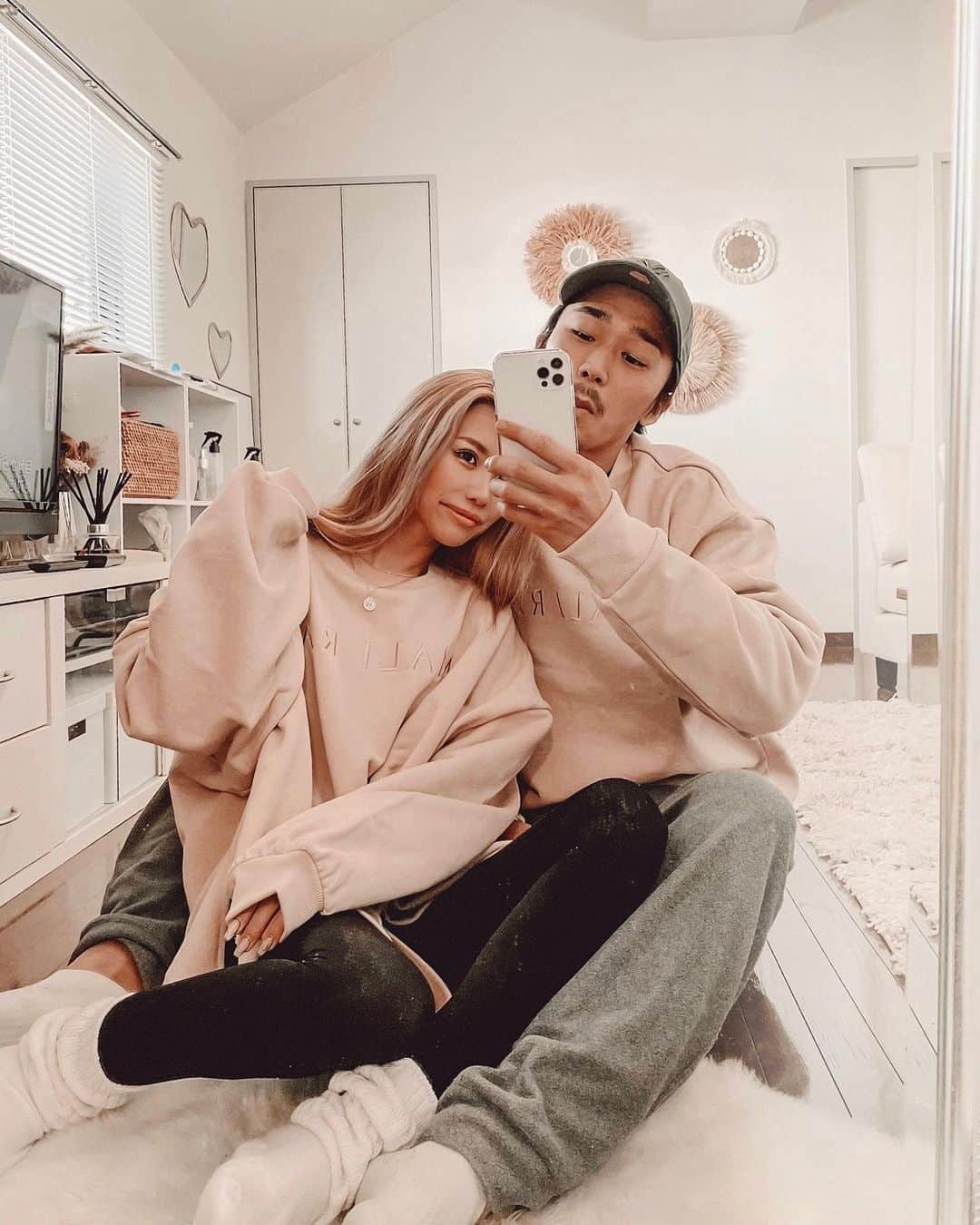 ✷kana✷のインスタグラム：「👩🏼👨🏽← . . @_maliraj_  familyトレーナーなのにごめんなさいw men'sサイズが残りわずかとのことなので！ だぼっと女子がきても可愛いよ💕💕💕 . #お揃いコーデ #maliraj #マリライ」