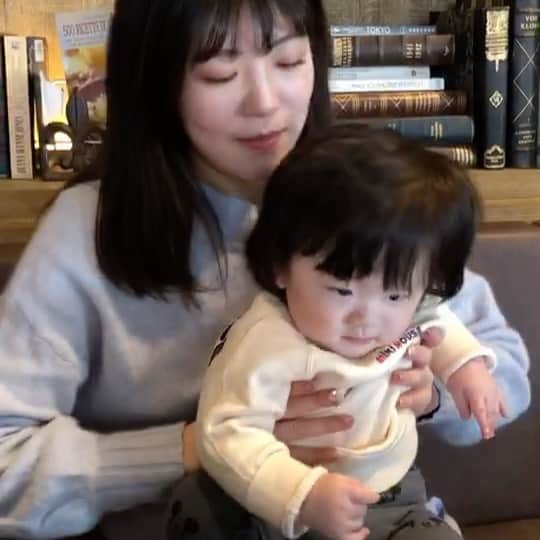 飯野詩帆のインスタグラム：「先日、近くに住んでいる友達の赤ちゃんと遊びました！ 本当はすごく笑って喜んでくれていたのですが、、、 なんかこの動画そう見えない、、、  #ご近所ランチ　#最近の癒し　#友達の子供を愛でる」