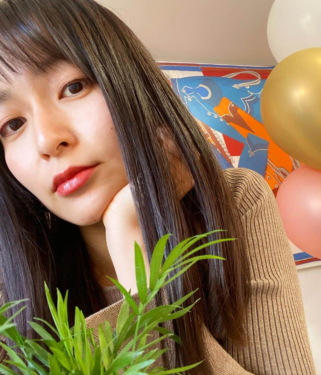 岩間恵のインスタグラム：「先日、初めてパーソナルカラー診断を 受けて来ました💕  ブルベだと思ってた私はやっぱり がっつりブルベ夏でした💙笑 なのに、イエべの方が合うような コスメや洋服を選んでいた私...。  本当に目から鱗の診断をしてもらって ほんの一部ではありますが、YouTubeにもアップしたので是非見てください♡  @akicolor33 さんに診断してもらったんだけど、 @abundantia_official で自宅で出来るパーソナルカラー診断キッドもあるみたいです✨✨  いや〜本当やって良かった🥺  #パーソナルカラー診断 #ブルベ夏  #ブルーベース #イエローベース」