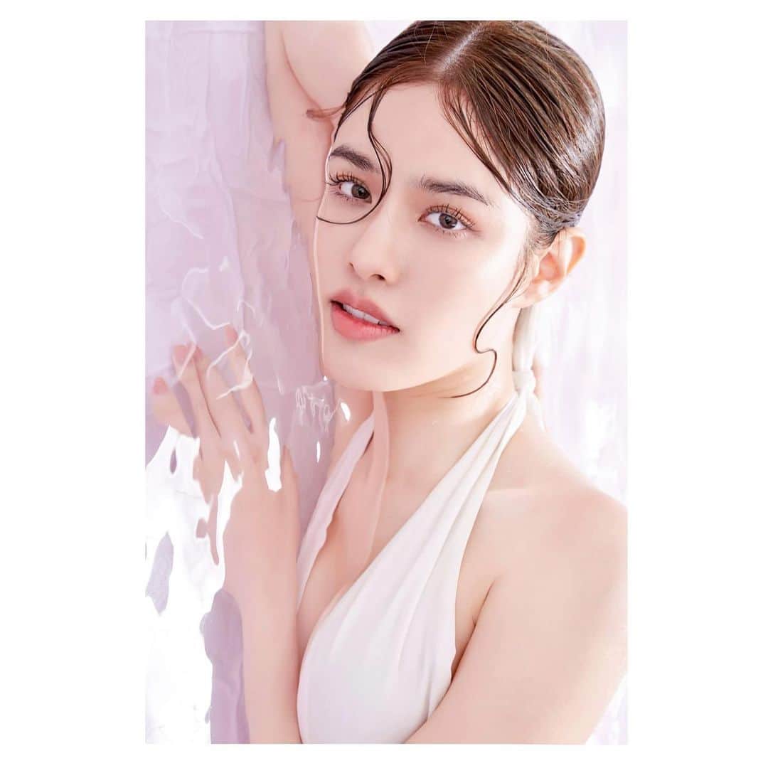 グレース＝カンクラオのインスタグラム：「@aofphotos @s.spritenarakza @minddmakeup @komkiss_hairstylist อะไรเอ่ย ถ่ายมกรา ลงมีนา 😌」