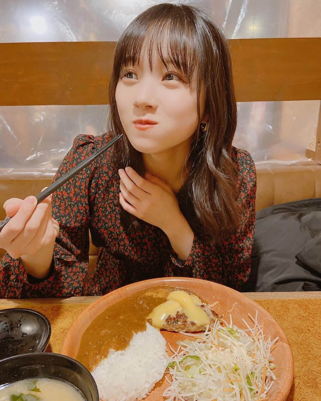 稲場愛香さんのインスタグラム写真 - (稲場愛香Instagram)「🍛﻿ ﻿ 北海道に行った際に﻿ だいだいだいだいすきな、びっくりドンキーに﻿ お母さんと久しぶりに行きました😭﻿ ﻿ ﻿ めっちゃ嬉しかった…♡﻿ ﻿ 感染予防対策もしっかりされていて﻿ 安心して美味しく頂きました☺️💫﻿ ﻿ ﻿ #juicejuice #稲場愛香 #まなかん #アイドル #idol ﻿ #北海道 #びっくりドンキー #大好きすぎる #びくドン ﻿ #チーズカリーバーグディッシュ #安定 #いちごミルク も﻿ #びっくりフライドポテト も大好き #また早く行きたい 🥺」3月4日 21時32分 - manaka_inaba.official