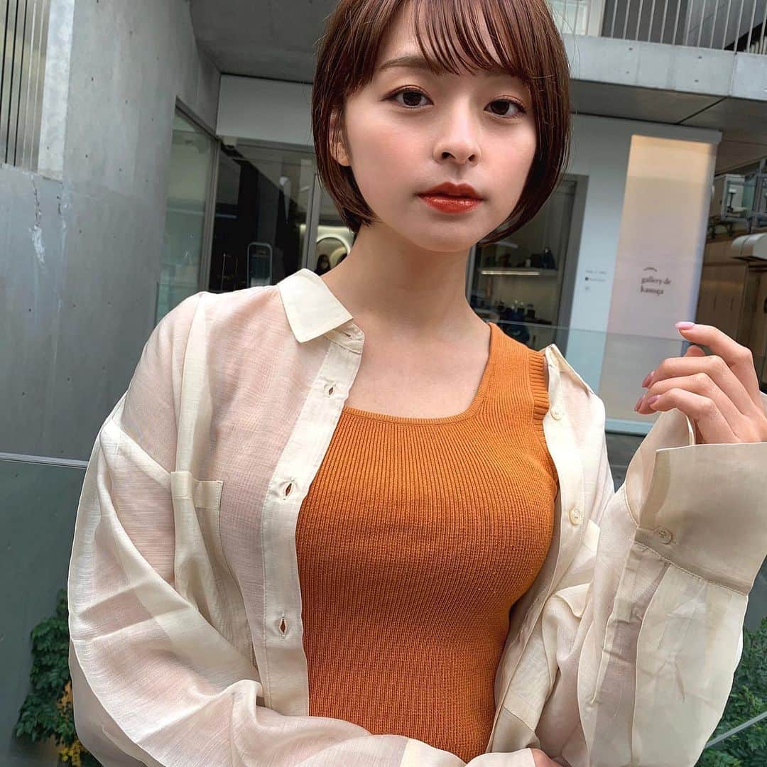 かおりのインスタグラム：「・ ・  オレンジのノースリーブ🍊  #オレンジ　#ノースリーブ」