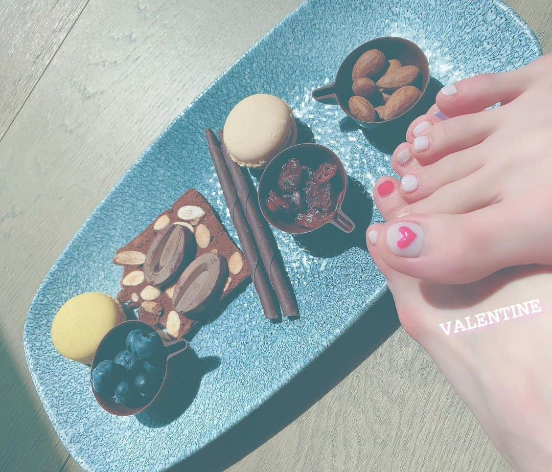 まんまるとまとさんのインスタグラム写真 - (まんまるとまとInstagram)「VALENTINE nail self nail ・♡ ・ バレンタインネイル セルフネイルで ささっとだから 凄く楽💅♡ ・ ・ ・ ・ ・ #セルフネイル #ネイル #ハートネイル  #ホワイトネイル #赤ネイル #フットネイル  #フットネイルデザイン #セルフネイル部 #ネイルデザイン  #3dネイル #チョコレート #アフタヌーンティー  #おうちカフェ #マカロン #足  #nail #nails #footnail  #heartnails #rednails #whitenails  #japannail #chocolate #japan  #idol #anime」2月18日 14時14分 - manmaru_tomato