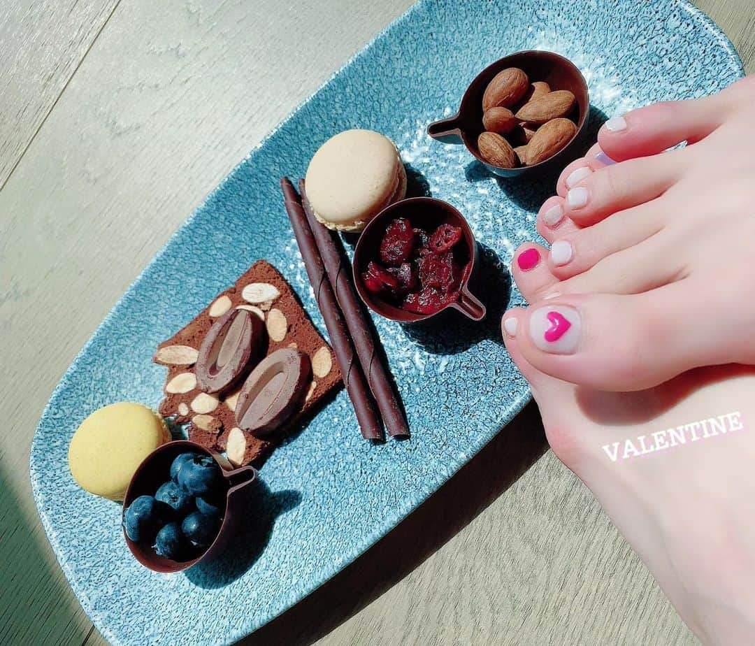 まんまるとまとさんのインスタグラム写真 - (まんまるとまとInstagram)「VALENTINE nail self nail ・♡ ・ バレンタインネイル セルフネイルで ささっとだから 凄く楽💅♡ ・ ・ ・ ・ ・ #セルフネイル #ネイル #ハートネイル  #ホワイトネイル #赤ネイル #フットネイル  #フットネイルデザイン #セルフネイル部 #ネイルデザイン  #3dネイル #チョコレート #アフタヌーンティー  #おうちカフェ #マカロン #足  #nail #nails #footnail  #heartnails #rednails #whitenails  #japannail #chocolate #japan  #idol #anime」2月18日 14時14分 - manmaru_tomato