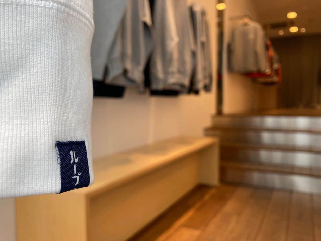 ループウィラーのインスタグラム：「. お！コレは本日、大阪店入荷した #ちょいビッグ 初のホワイト⁉︎  Is this the new item white?  店舗では新型コロナウイルス感染拡大を防ぐため、スタッフはマスク着用にて接客の間合をとってご対応させていただきます。 店内におきましては次亜塩素酸空間除菌脱臭機を設置して消毒等十分店内環境を整えられるよう努めております。 . ご来店頂くお客様へのお願いと致しましては、マスクの着用をお願い申し上げます。 .  #loopwheeler #lwosaka #ループウィラー #吊り編み #tsuriami #吊り編み機 #日本製#スウェット #パーカー #カーディガン #Tシャツ #スウェットパンツ #長持ち #丈夫 #綿 #cotton #裏毛 #日本 #大阪 #心斎橋 #japan #osaka #shinsaibashi #madeinjapan」