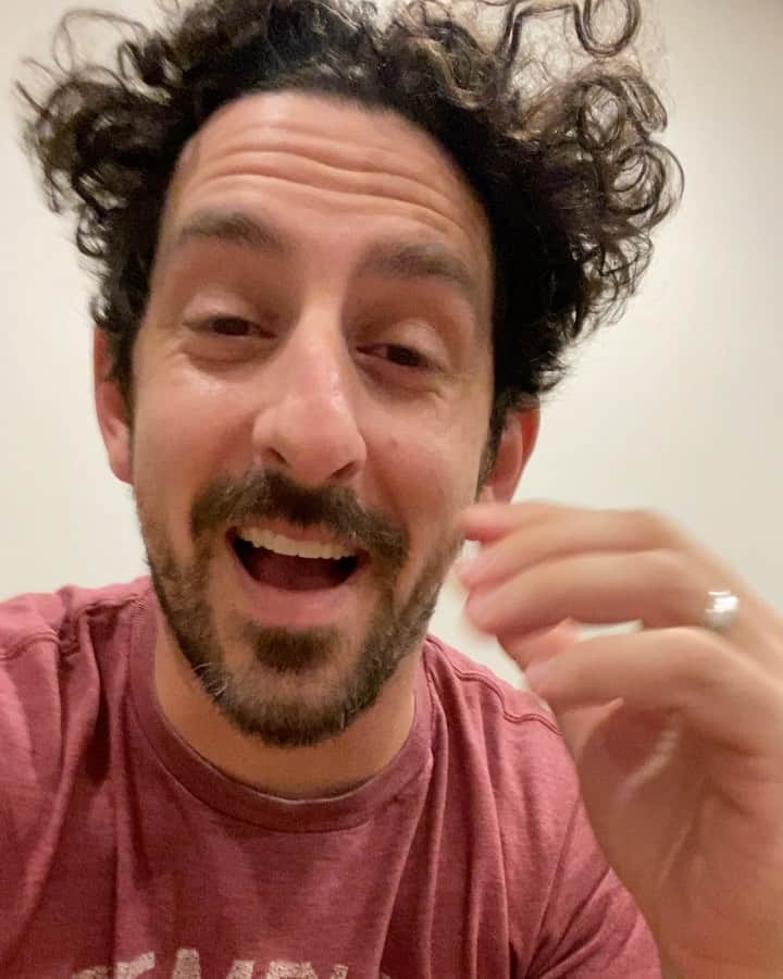 アダム・シャピロのインスタグラム：「Some thoughts about the challenges of filming during the pandemic and having to tell the craft service gentleman what you’d like to snack on as opposed to grabbing it yourself more discreet like」