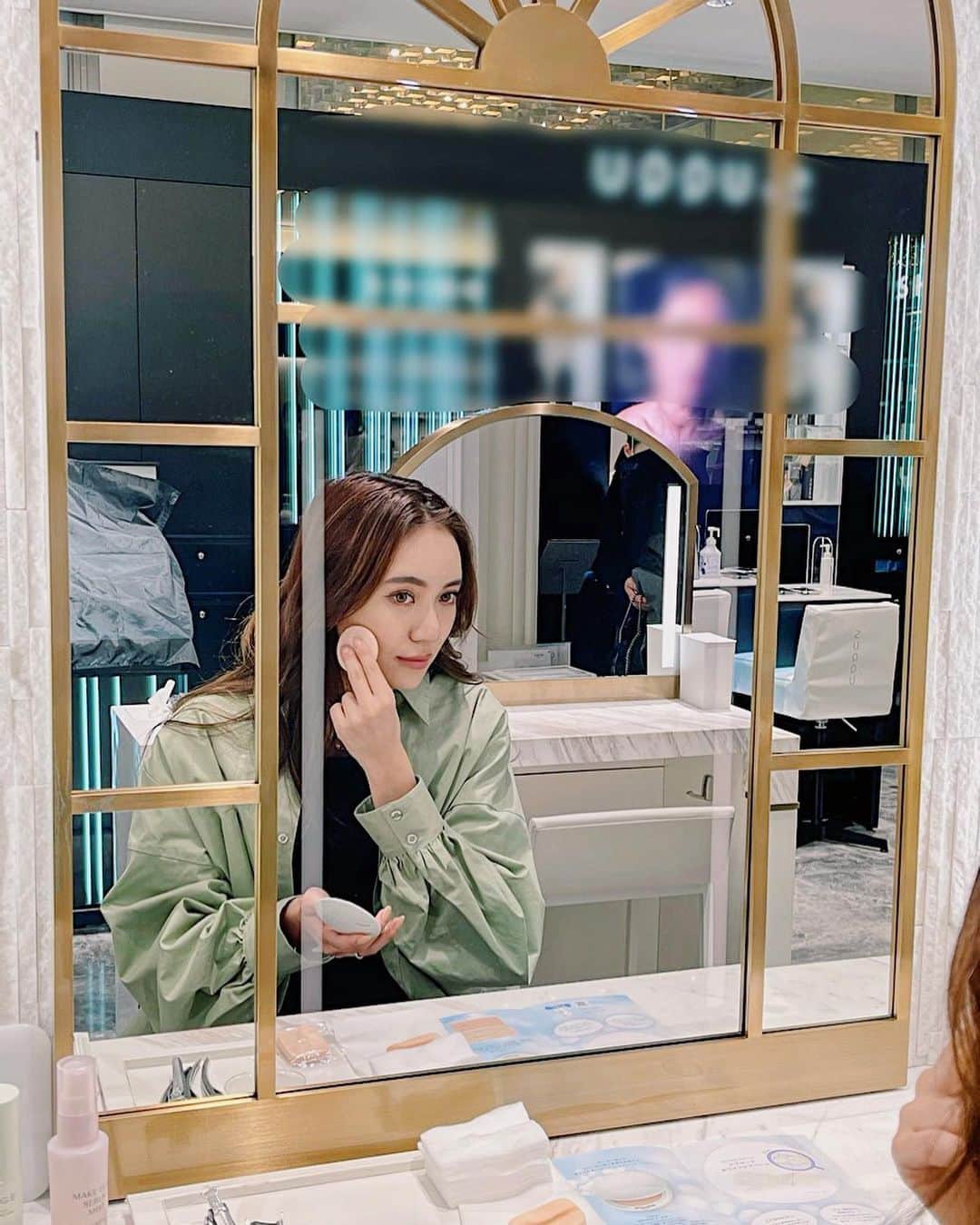 佐々木彩乃さんのインスタグラム写真 - (佐々木彩乃Instagram)「アルビオンのメイクアップ専門コーナー「ALBION STUDIO 」へ行って2月18日新発売のファンデーション「ホワイトレア　エアー」を試してきました😊  ベースがいらないファンデーションでSPF40 PA++++も入ってるのでベースメイクはこれ１つで大丈夫なんです！  レアな質感で（生チョコみたいな）不思議な質感なんだけど肌にのせるとピタッとしっかりとカバーしてくれるのにベタつかず、マスク下でもヨレや崩れを予防してくれるの😽  「ALBION STUDIO」はプロのメイクアップアーティストさんがマンツーマンでアドバイスしてくれるので自分に合ったコスメが見つかるかも💘  #アルビオン #アルビオンスタジオ #ホワイトレアエアー #pr」2月18日 12時55分 - ayano__sasaki