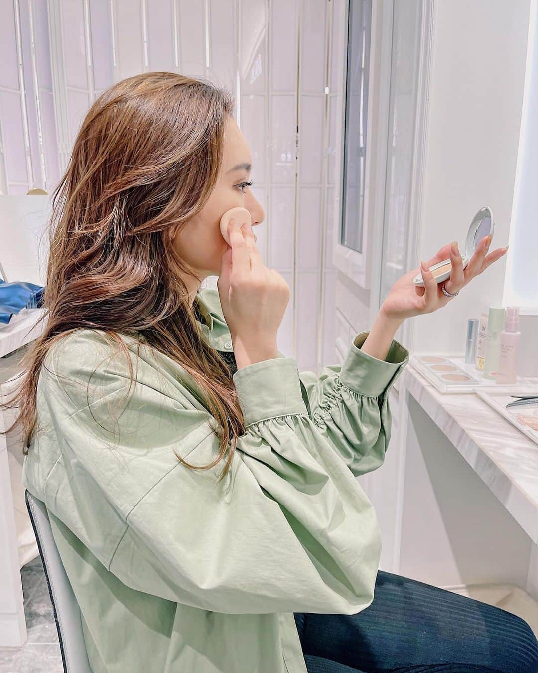 佐々木彩乃さんのインスタグラム写真 - (佐々木彩乃Instagram)「アルビオンのメイクアップ専門コーナー「ALBION STUDIO 」へ行って2月18日新発売のファンデーション「ホワイトレア　エアー」を試してきました😊  ベースがいらないファンデーションでSPF40 PA++++も入ってるのでベースメイクはこれ１つで大丈夫なんです！  レアな質感で（生チョコみたいな）不思議な質感なんだけど肌にのせるとピタッとしっかりとカバーしてくれるのにベタつかず、マスク下でもヨレや崩れを予防してくれるの😽  「ALBION STUDIO」はプロのメイクアップアーティストさんがマンツーマンでアドバイスしてくれるので自分に合ったコスメが見つかるかも💘  #アルビオン #アルビオンスタジオ #ホワイトレアエアー #pr」2月18日 12時55分 - ayano__sasaki