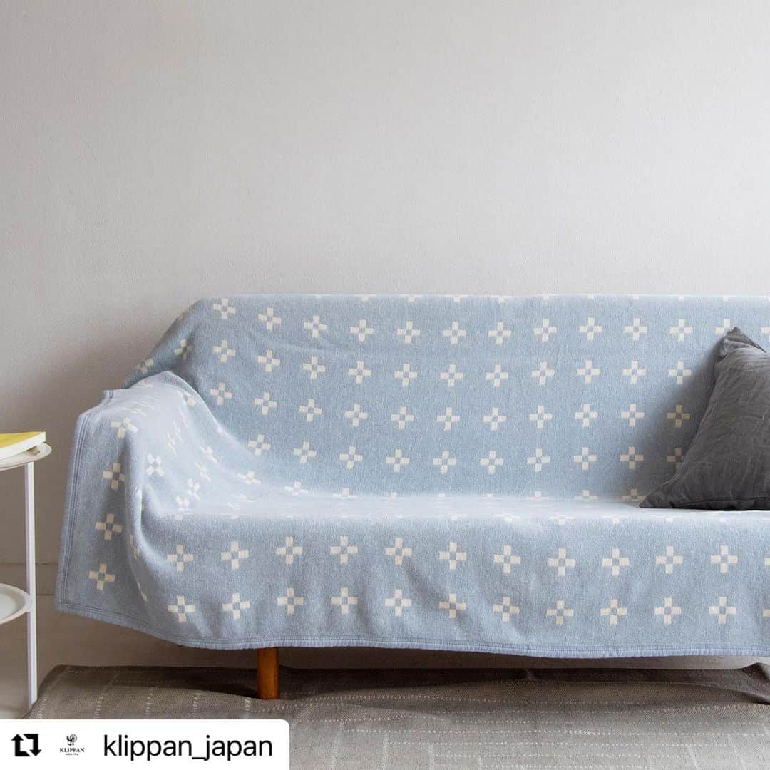 ecomfort（エコンフォート）さんのインスタグラム写真 - (ecomfort（エコンフォート）Instagram)「﻿ 【2021SSCollection】﻿ ﻿ ～CHENILLE COTTON BLANKET　SINGLE～﻿ 極上肌触り、オーガニック1 0 0 ％﻿ • 季節と体感温度にあわせて多様に使える通年ブランケット﻿ • 冷房派の方の夏掛けブランケットとして﻿ • 秋、冬、春のあたたかシーツとして﻿ • ３人掛けソファのカバーに﻿ ﻿ モールのようなモコモコの極上シュニールコットン糸を使った素肌に気持ちよいブランケットです。KLIPPAN のシュニール糸はオーガニック100％のGOTS 認証を取得しており、心も身体も安心、寝具として最高です。﻿ 夏掛けとして、あるいはシーツとしても使いやすく、肌触りも楽しめます。洗濯機で丸洗いできるのでお手入れも簡単、暮らしの快適さをもたらします。﻿ 夏のソファカバーとしても最適。上質なソファには上質なソファカバーを選んでください。大切なソファの劣化を防ぎ、繊維の色や美しさを保ちます。﻿ クリッパンのシュニールコットン糸、コットン糸はGOTS オーガニック認証を受けています。﻿ ﻿ ・・・ECO CDC プレゼントキャンペーン・・・﻿ 2021SS Collectionをお買い上げのお客様にEco CDCをプレゼント！﻿ （2021年3月16日まで）詳しくはHPをご確認ください。﻿ ﻿ ★2021SS Collectionの新商品はご予約商品となり、お渡しは3月16日以降になります。﻿ ﻿ ﻿ プロフィールリンクから詳細情報をご覧頂けます。﻿ ご購入もこちらから→@klippan_japan ﻿ ﻿ 販促担当：村上桃子(#ムラカミモモコ ）﻿ ﻿ ﻿ #KLIPPAN﻿ #クリッパン﻿ #スウェーデン﻿ #ゴットランド﻿ #エコウール﻿ #エコンフォートハウス﻿ #ecomfortHouse﻿ #イーオクト﻿ #eoct﻿ #サスティナビリティ﻿ #サスティナブル﻿ #エコ ﻿ #sdgs﻿ #北欧」2月18日 12時55分 - ecomfort_eoct