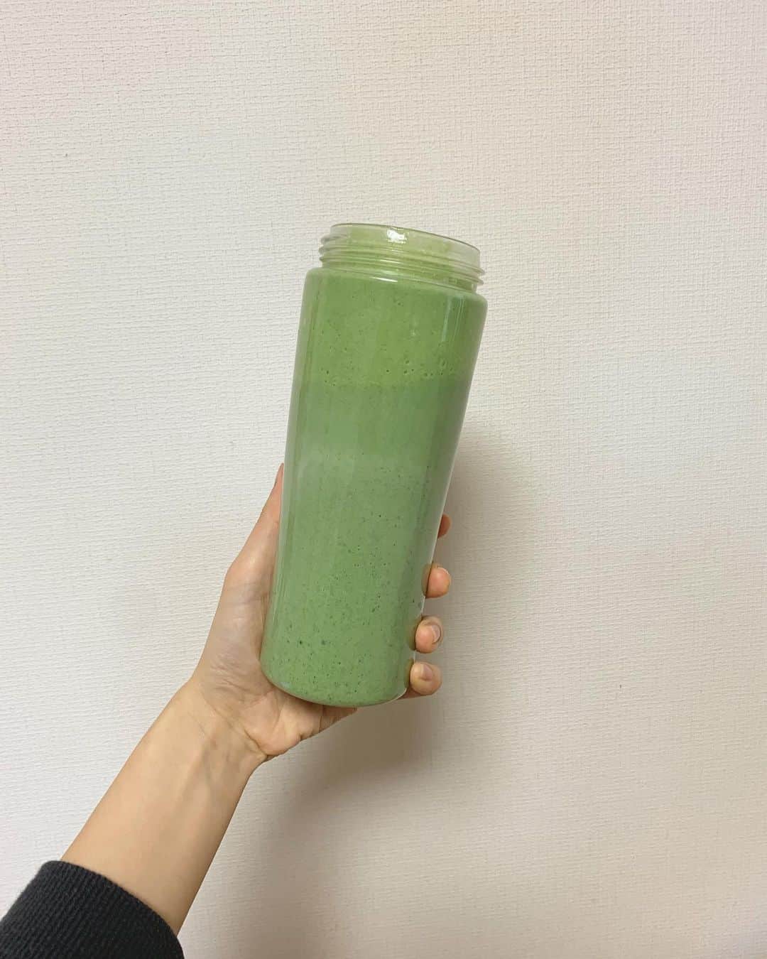 仲美咲のインスタグラム：「食べすぎたときの次の日はスムージー🥬🥝🍌🥑🍋 . わたしは日によりますが余ってる野菜を使うか好きな組み合わせは ほうれん草とバナナと蜂蜜と少しのレモン汁のシンプルスムージー🌿 . あとはアボカドとかりんごも入れたりするかな！ 緑系の野菜は何入れても合いそうな気がする！ . お腹にも溜まるし野菜も取れるし健康的な朝方迎えられてるきがする笑 . #スムージー#smoothie#野菜#ヘルシー#健康的」