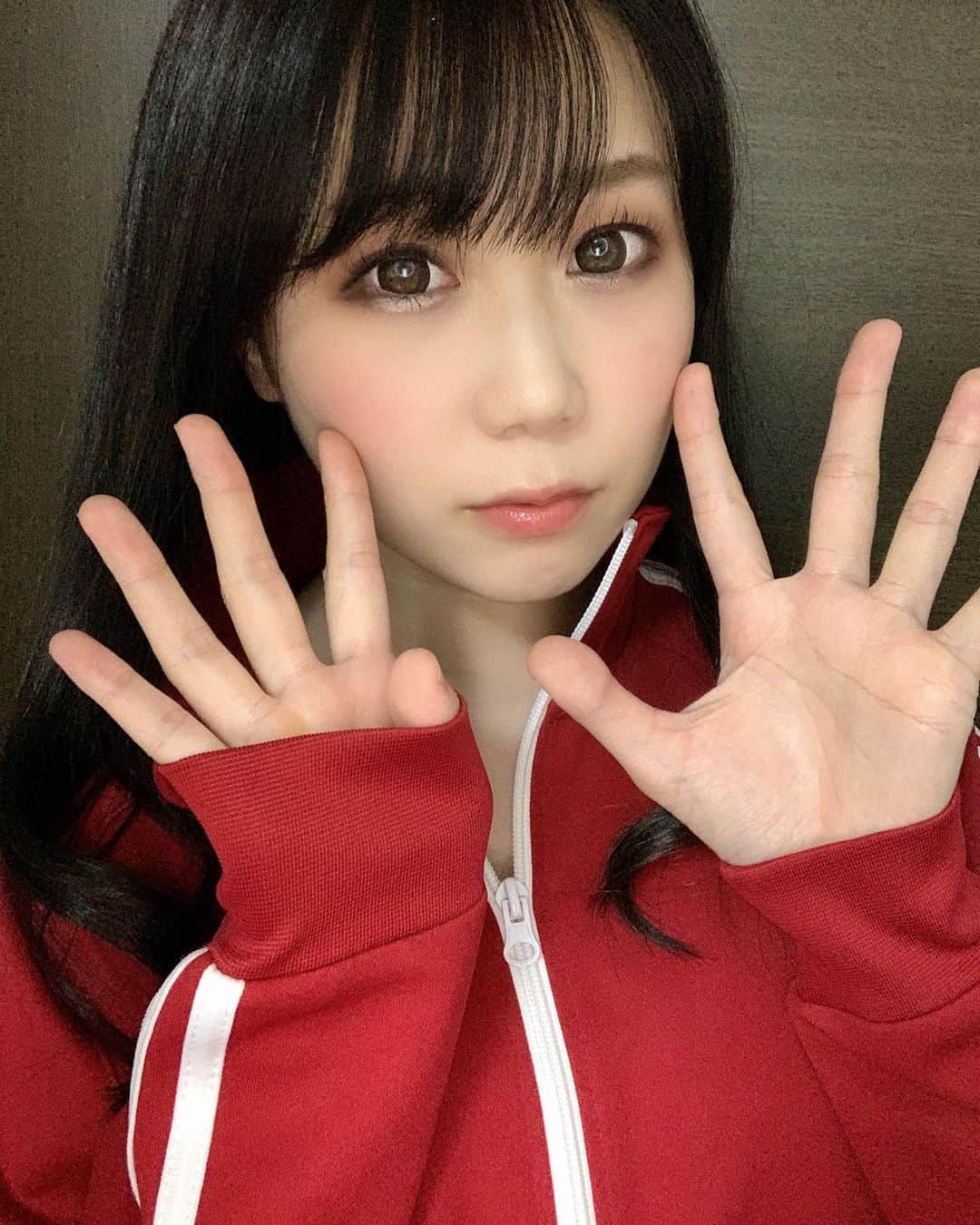のインスタグラム：「お家で筋トレする時これ着てる笑 映えない😎  #芋ジャージ　#ジャージ　#干物 #干物女　#映えない」
