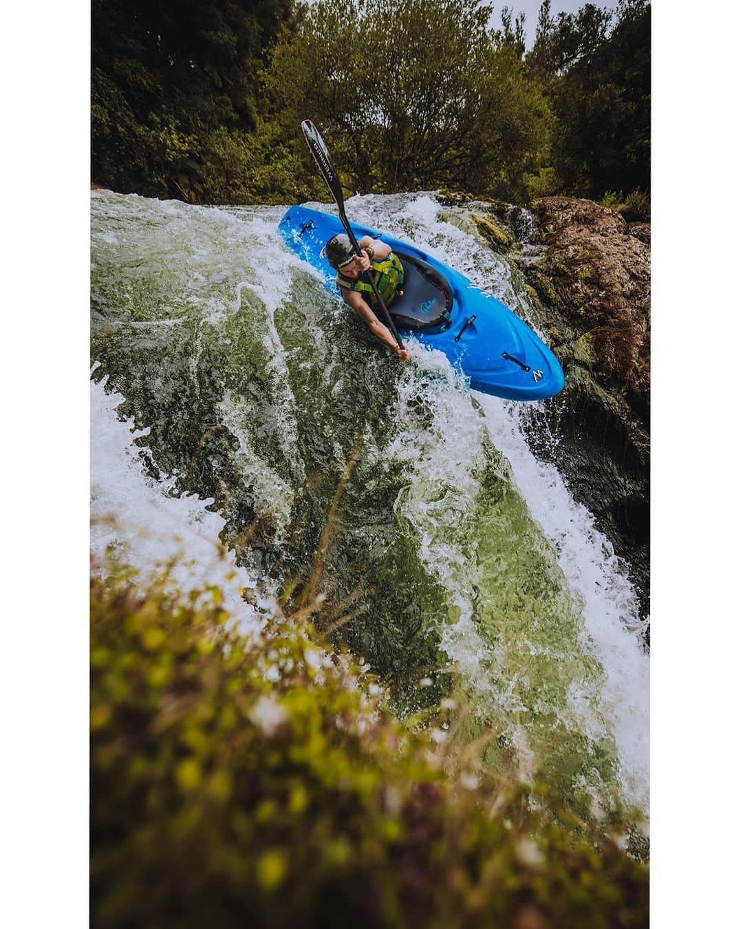 マイケル・ドーソンのインスタグラム：「@oliver_english_ 🦅 —-> For the next frame   Evening session shooting #troutpool #falls on the #kaitunariver   #nzmustdo #nz #river #purenz #kayak #kayaking #okerefalls #whitewater #nzphoto #canonr5」