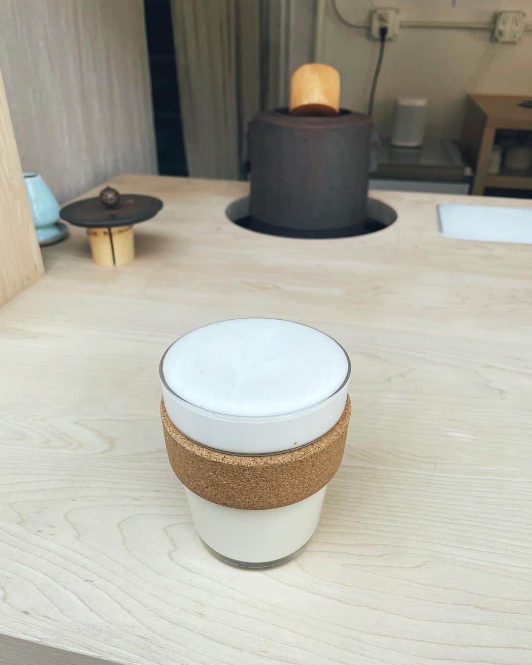 金原杏奈のインスタグラム：「Soba cha latte @kettltea 🍵 ・ ここのお茶のクオリティーは最高！ 真っ白なラテアートにもキュン。 ・ #nyc #newyork」