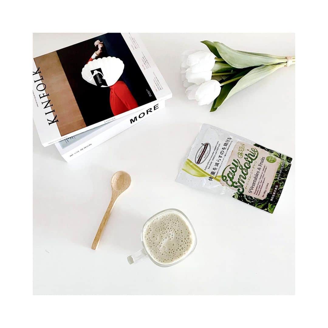 rainbowkwok2さんのインスタグラム写真 - (rainbowkwok2Instagram)「. 🥛smoothie  いつも入れてる ・バナナ ・りんご ・レモン ・ハチミツ  に、 グリーンスムージーの粉を追加  あとは 豆乳とヨーグルト入れて ミキサーで混ぜるだけ  グリーンスムージーは甘すぎず飲みやすくて 忙しい時これだけでも◎  ＿＿＿＿＿＿＿＿＿＿＿＿＿＿＿  @easytable_  @odecomart #amazonで3000円50％off#イージースムージー#pr#グリーンスムージー」2月18日 13時08分 - sizu_oksam