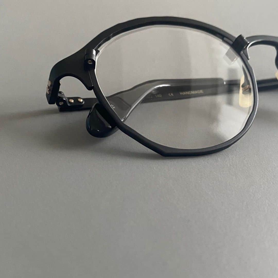 マサヒロマルヤマのインスタグラム：「Monocle Linking the Past to the Present Drawing influence from graceful paintings housed in museums that capture an enigmatic atmosphere, our modern take towards the classic design is recreated with a new silhouette hinted by the singular circular lens.  SILMO D'OR 2020 GRAND PRIX Optical frame eyewear designer category  #masahiromaruyama #eyewear #madeinjapan #monocle #sunglasses #silmo #silmo2020 #silmoparis #silmodor #silmodor2020」