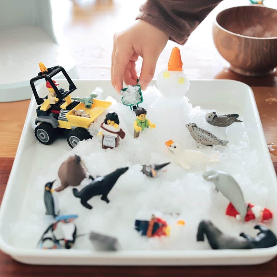 きなこのインスタグラム：「おうちの中で雪遊び⛄️ 雪が降らない積もらない地域に住んでいるので、雪遊びがしたい息子と一緒に、かき氷器🍧で雪をせっせと作って小さな人工スキー場をオープンさせました。小さなスペースだけど、雪だるまを作ったりかまくらを作ったり、家族の分身のレゴ人形たちが雪遊びを満喫😁 溶けてきたらそのまま凍らせてスケート場にしたり、とても気に入って毎日繰り返し遊んでいます❄️ 毎年遊びに行ってる雪遊びスポットに今期は行けず残念がっていたのですが、喜んでくれてよかった🥰  大きな琺瑯バットは、100均のナチュラルキッチンの500円商品。深さがあるので、水を使ったおうち遊びによく活用しています✨」