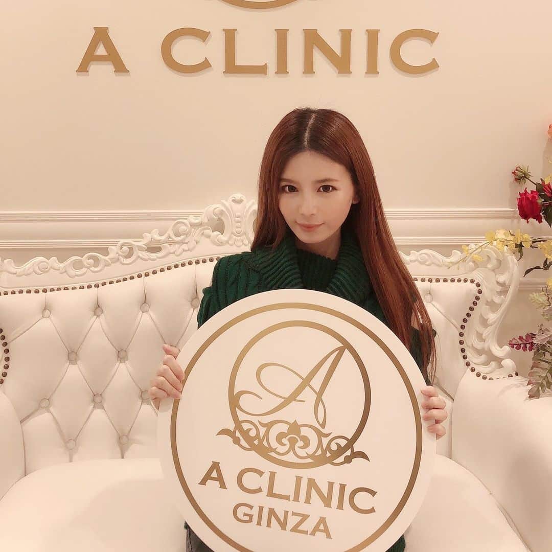 栗林里莉のインスタグラム：「♡ 先日、銀座#aclincさんで、大人気のaスレッドの施術をして頂きました😊  担当して頂いたのは統括院長の山田先生✨(@a_clinic_ginza)  私の場合、口元のもたつきが気になってたんやけど、少し痩せてしまったので、頬がこけて見えるのは嫌で先生に相談した所、思ってたより素敵に仕上げて下さいました☺️(2枚目は施錠直後の写真 輪郭は修正してません)  私は痛いのがとても苦手なんやけど、全然痛くなくて、しかも施術時間があっという間でビックリしました😳 施錠直後は少し内出血があったけど、メイクで隠せるし、1日で消えたよん！ DTがないのが本当にうれしい💡  山田先生もスタッフの方々と親身になってお話して下さってうれしかったです！ありがとうございました❤️ また経過報告しまーす🙋‍♀️  #aスレッド #aclinic #aclinic銀座 #aclinic横浜 #aクリニック #美容 #小顔 #美肌 #リフトアップ #糸リフト #美容外科 #美容皮膚科 #美容クリニック#山田哲雄」