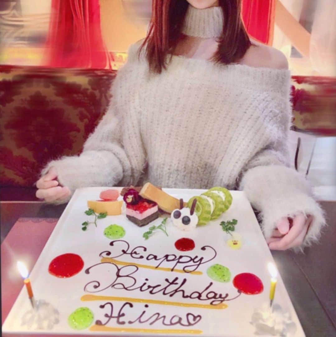 HINAのインスタグラム：「  𝕬𝖑𝖎𝖈𝖊 𝖎𝖓 𝖆𝖓 𝖔𝖑𝖉 𝖈𝖆𝖘𝖙𝖑𝖊 🫖🐇♥  thank you🥂🤍𓂃𓈒🥀✯   お店の雰囲気凄く良かった🏰‎🃏✨  #古城の国のアリス #不思議の国のアリス #第5章 #アリスカフェ #誕生日プレート #バースデープレート #birthdayplate #birthdaydinner #aliceinborderland #alice #cafe #tokyocafe #instafood #instacafe    」