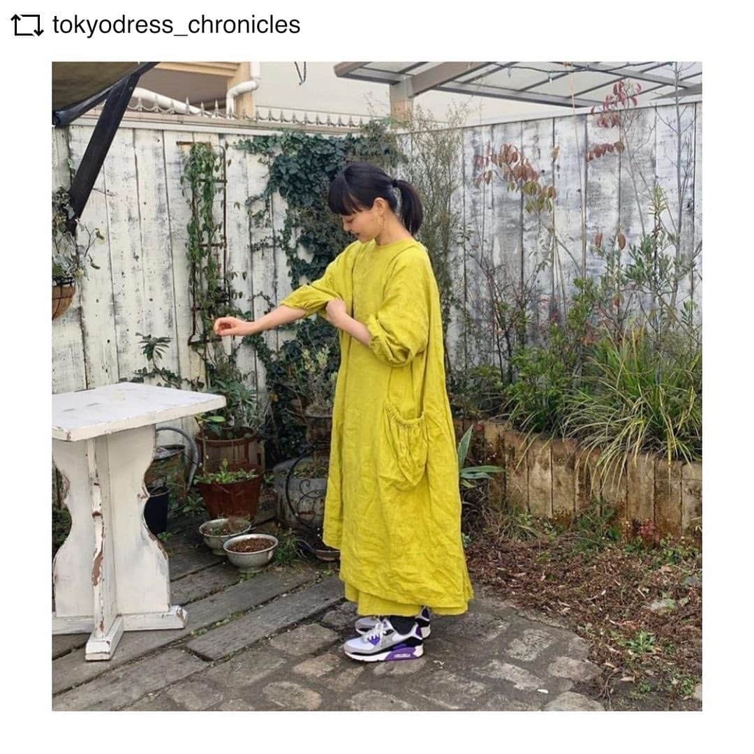 青山有紀さんのインスタグラム写真 - (青山有紀Instagram)「コラボエプロンと割烹着、ただいまご予約受付中です💛  #REPOST @tokyodress_chronicles with @get__repost__app . マスタードイエローの エプロンドレスの上に アトリエコートを重ね着しています。 1枚目は割烹着として、 2枚目の写真は前後ろ逆にしてコートとして着ている写真です。  料理家の青山有紀さんとコラボさせていただいたリネンアイテムです。  . ▶︎予約販売受け付け中です  再販リクエストをいただいております料理家の青山有紀さんとのコラボアイテム 人気のリネンアトリエコート(割烹着)とドレスエプロンの ご予約を本日15日(月)よりスタートいたしました！  ▶︎写真のアトリエコートは割烹着としてお料理の時に、ガーデニングなどの時に、前後ろにすれば外出時の羽織りものとして....  お家でも外でもお洒落を楽しんで欲しいという青山さんとBOUTIQUEの思いから生まれたデザインです。 お家時間が長くなっている今日この頃の生活の彩りにも✨  ▶︎ベルラーシ（東ヨーロッパ）で織られたふっくらと上質なリネンは使いほむほどにますます味と雰囲気が出てくるので育てていく楽しさも感じていただける素材です。 速乾性に優れ清潔に保っていただけるのも毎日使うアイテムとして手にしていただいた方にはきっと気に入っていただけると思います。 エプロンドレスや割烹着（アトリエコート）などを通してもリネンアイテムの良さが皆さんにお伝えできれば嬉しいです。  ▶︎ご予約受け付け期間 2/15(月)-2/20(日)  ＊生地の在庫の関係で期間中であってもSOLD OUTとさせていただく場合も ございますので、その場合はご了承 プロフィールのリンクよりオンラインストアのトップページがご覧いただけます。  http://boutiquetokyodress.com  Instagramのコメントやダイレクトメッセージは気付くのが遅くなってしまう場合がございますので、お問い合わせはinfo@tokyodress.co.jpへ お願いいたします。  . . . . . . #boutiquetokyodress #tokyodress #amuselamode #fashion #vintage  #リネンドレス #リネンワンピース #マキシドレス #シャツドレス #ロングシャツドレス #ファッション #ヴィンテージ #ヴィンテージアクセサリー #ヴィンテージドレス #madeinjapan #repostios #repostw10」2月18日 13時22分 - yukiaoya