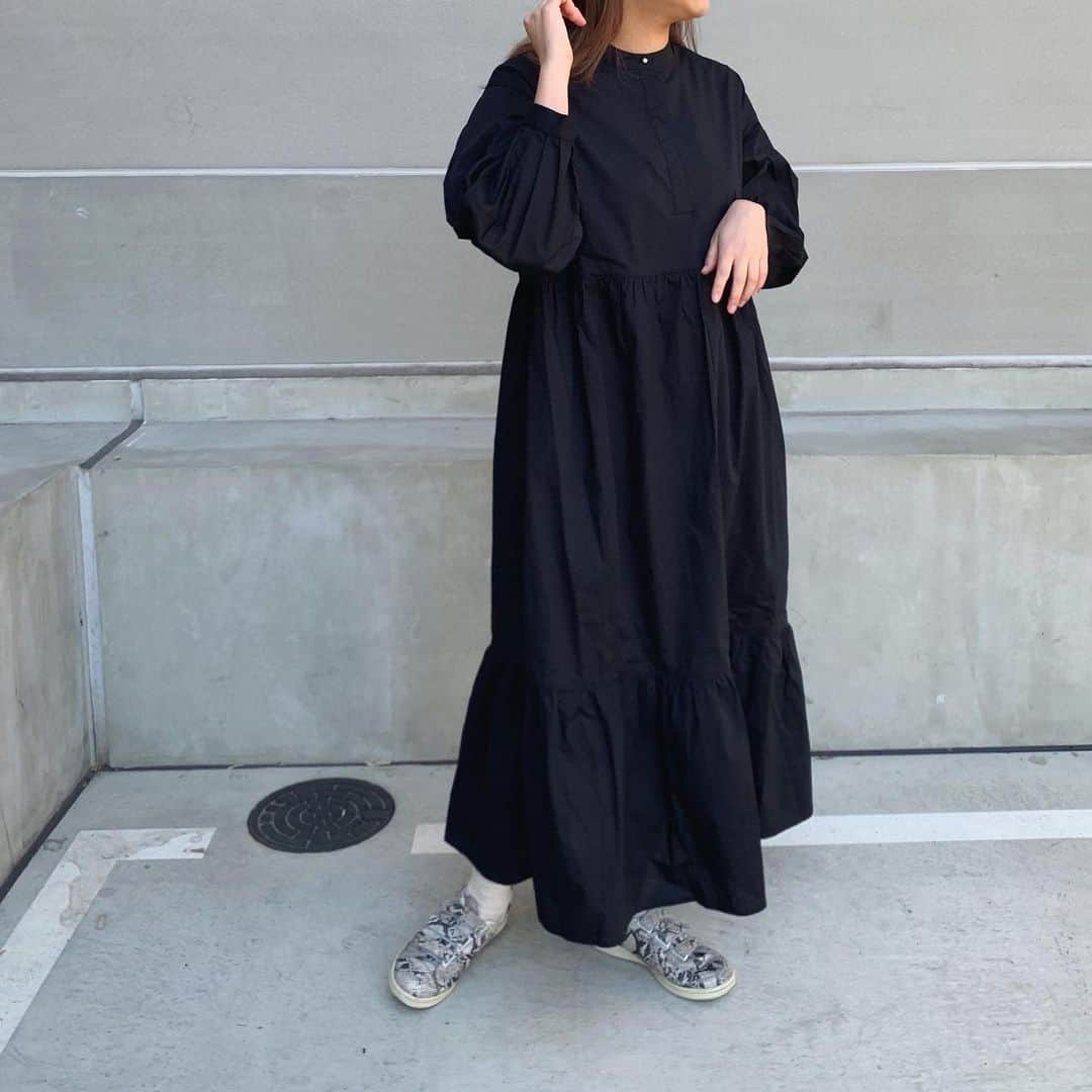 のインスタグラム：「今季一推しのワンピースが入荷しました﻿ ﻿ 私の身長(167cm)だと靴下が見えて﻿(1枚目) 150cm台の方だと足首くらいで﻿(2枚目) たっぷり着られるシルエットです﻿ ﻿ 色に悩んでる…﻿ ﻿ #balloonsleevetieredonepiece_el」