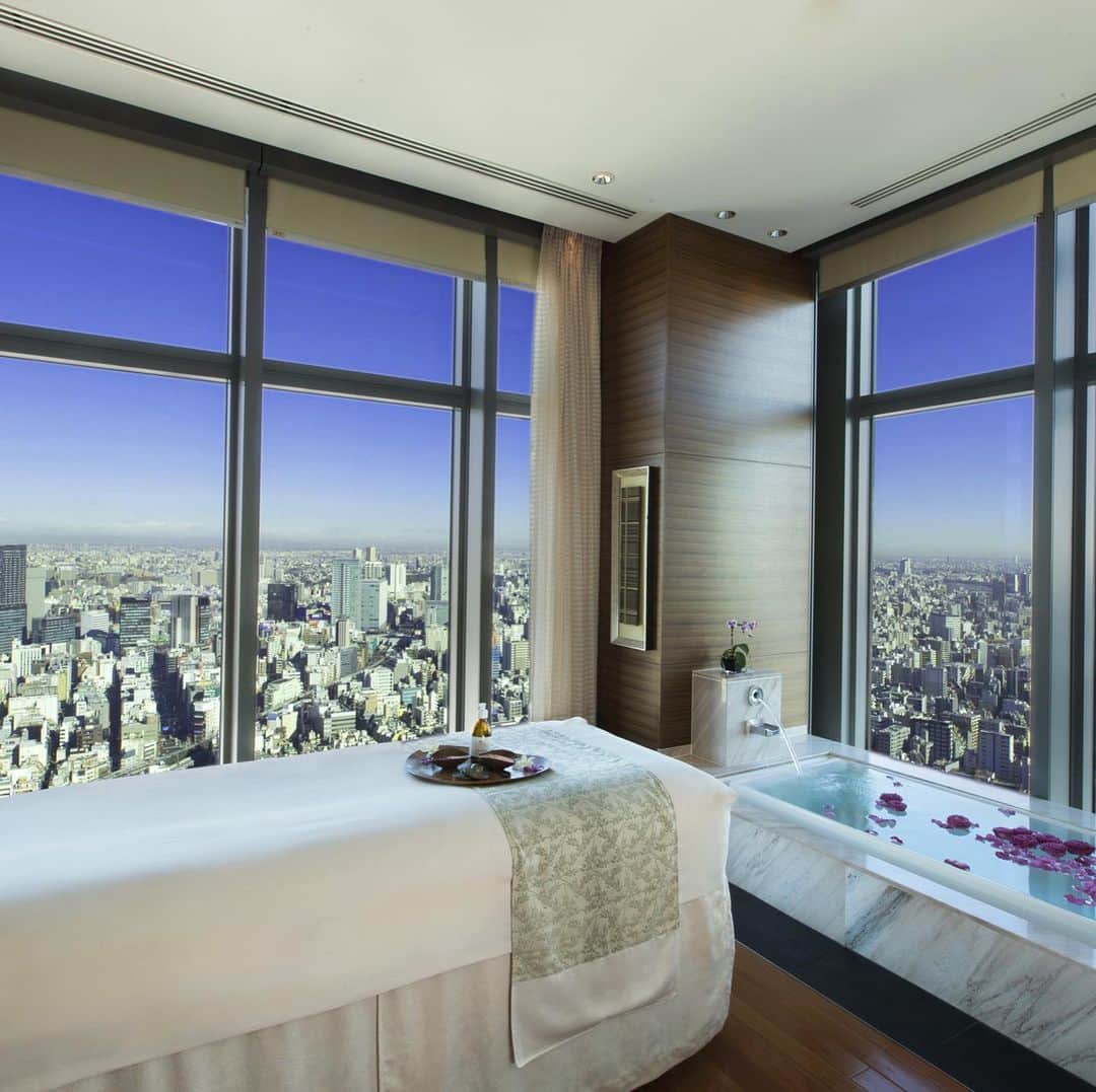 Mandarin Oriental, Tokyoさんのインスタグラム写真 - (Mandarin Oriental, TokyoInstagram)「【期間限定宿泊プラン 本日より販売開始のお知らせ】 2021年3月18日（木）までのご滞在限定でご宿泊いただけるプラン（お二人さま45,000円～税サ別）の販売を開始いたしました。 今回は、朝食に加え、5,000円のホテルクレジットが含まれ、スパやレストランでご利用いただけます。この機会に、ラグジュアリーなステイケーションをお過ごしください。  ご予約期間：2021年3月4日 (木)まで ご宿泊期間：2021年3月18日 (木)まで 詳細はプロフィール又はハイライトよりご覧ください。  Limited-Time Offer, starting from JPY45,000 (excluding tax and service charge), including breakfast and JPY5,000 hotel credit, is now available. Indulge in dining and spa experiences with hotel credit for a luxurious staycation. Don’t miss this golden opportunity!  Booking Period: Until 4 March 2021 Stay Period: Until 18 March 2021 For more information, link in bio or click Highlight.」2月18日 13時26分 - mo_tokyo