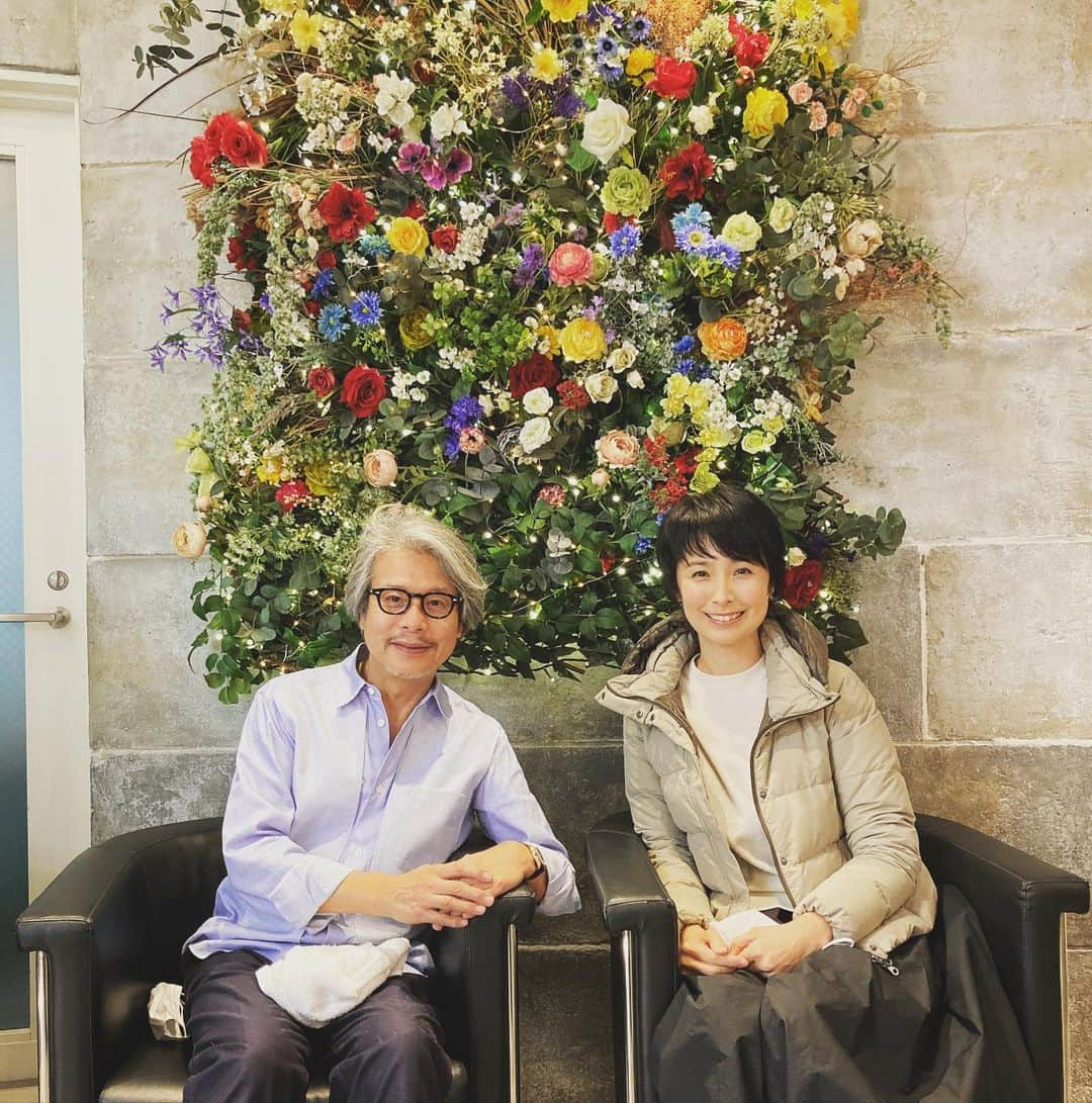 野村真季さんのインスタグラム写真 - (野村真季Instagram)「.  長らくお世話になってきた美容師の#横手康浩 さんが、この3月で引退することに…涙。  わたしが20歳の学生の頃、横手さんのカットショーでモデルをしたことがきっかけで美容室に伺うようになり、それから25年。  横手さん、気持ちは30代から変わらないんだけどねぇ、なんておっしゃっていましたが。白髪の御年67歳。 美容師としての道を究められ、青山という激戦地で半世紀近くも第一線で活躍されてきたレジェンド。  普段は他愛もない話をしていますが、最後だからとちょっと真面目に聞いてみました。 横手さん、ご自身のスタイルを確立されたのはいつですか？ 「年齢を重ねるほどに出来ることも増えたのだけど、自分のこうしたいと思うスタイルは技術者になった23歳の時から変わらないんだ」  辞めようと思ったことはありますか？ 「今回の引退以外はないねぇ、やっぱり好きじゃないとこの仕事は続かないから」  … カットやスタイルの美しさは門外漢のわたしが言うまでもないことですが、 フラットに接してくださるお人柄がなんとも心地良く、四半世紀もお世話になりました。  カットしていただくのがこれが最後かと思うと、名残惜しくて。。 写真を撮って頂いたのもこれが初めてです。そして、見納めに動画も撮らせて頂きました。  これまで本当にありがとうございました。 心よりの感謝を込めて🍀  #横手康浩 さん #本当にお疲れさまでした  #PHASE 時代が懐かしい #写真の時だけマスク外しました」2月18日 13時34分 - masaki__nomura