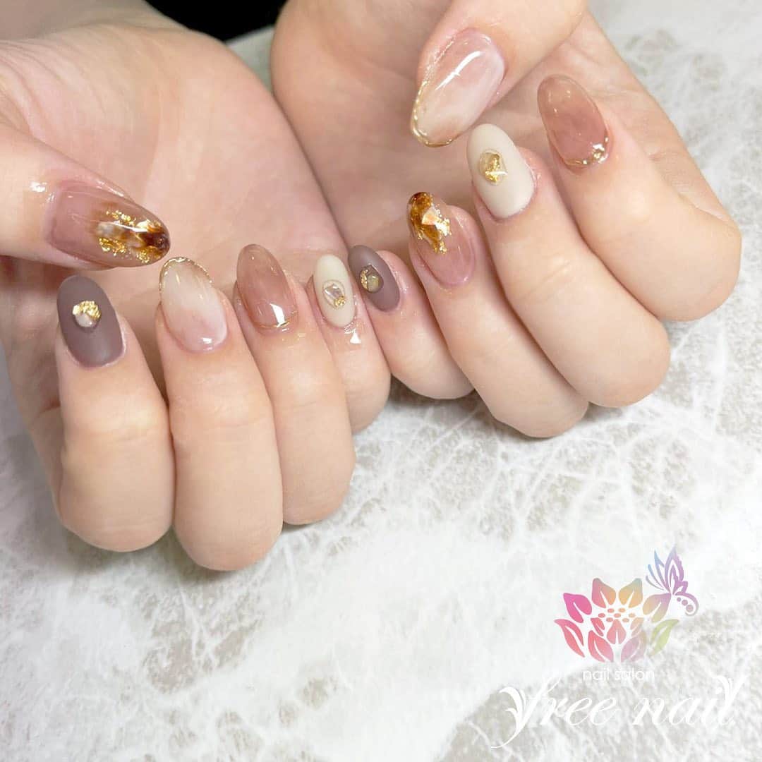 free nail フリーネイルのインスタグラム：「. お客様ネイル💅🏻⛄️ . メタリックニュアンスネイル⚜️✨ . キラキラべっ甲を埋め込んで👩🏻‍🎨✨ . ▶︎▶︎▶︎スワイプして動画も見てね☝︎🎬✨ . ご来店ありがとうございました🙇🏻‍♀️🙇🏻‍♀️🙇🏻‍♀️💗 . #ネイルアート #ジェルネイル #ネイルサロン #大阪ネイルサロン #ネイルデザイン #ネイルチェンジ #ニュアンスネイル #メタリックネイル #べっ甲ネイル #べっ甲ネイル #グレージュネイル #ベージュネイル #デザインネイル #トレンドネイル #大人ネイル #おしゃれネイル #シンプルネイル #冬ネイル #winternails #nailsart #nailsdid #美甲 #日式美甲 #日式美甲胶 #日本美甲师 #日本美甲老师 #美甲上课 #日本胶 #フリーネイル #freenail」