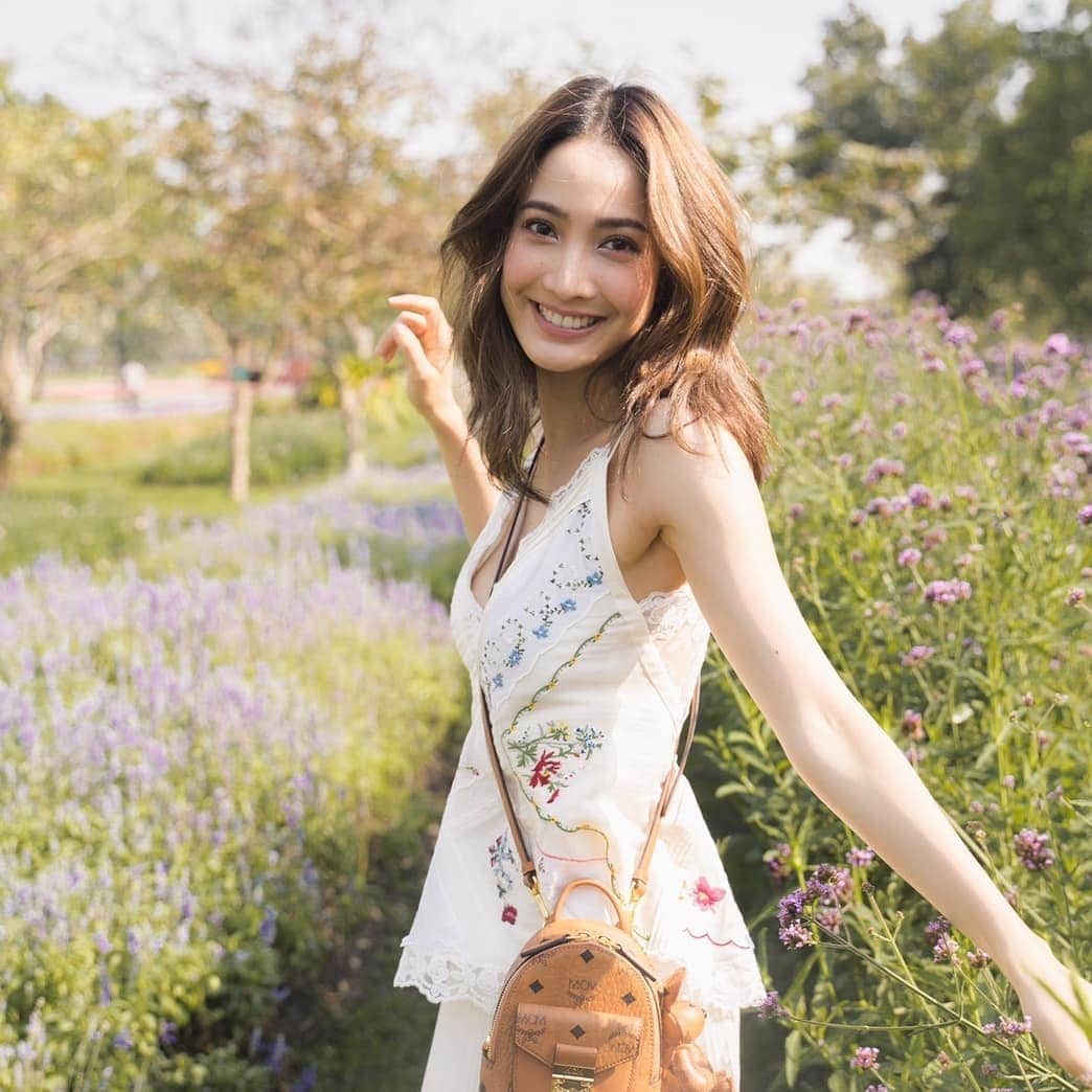 CeCi Thailandのインスタグラム：「somewhere only we know! แอบส่อง Lifestyle สุดชิคต้อนรับฤดูใบไม้ผลิ-ฤดูร้อน 2021 ของ  สองสาวแต้ว - มิ้นต์ พร้อมกับกระเป๋ารุ่นใหม่ล่าสุดจาก @mcmthailand MCM Patricia Crossbody Bag」