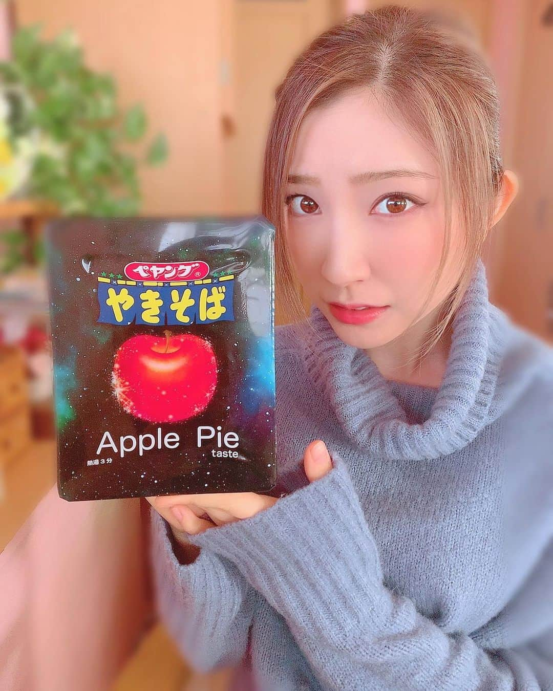 鈴木真梨耶さんのインスタグラム写真 - (鈴木真梨耶Instagram)「I tried to eat it!!!Finally!!!!!🎉 This is Japanese instant ramen! "Yakisoba" but, taste is APPLE PIE!!!!🍎🍜 can you belive!?🤣🤣 so strange. so weird...🤣🤣🤣🤣 right?😂  but, It was just APPLE PIE!!!!🍎 only Texture was ramen.🍜  ついに。挑戦しました。 apple pie味のペヤング。 しっかりりんごもはいってたよ。笑 味も匂いもアップルパイだった！ でも、食感は麺！不思議な感じだった！笑  #ペヤング #アップルパイ #applepie  #やきそば　#japanesefood  #yummy #まるか食品  #JAPAN #food #instantnoodles  ‪#ROSEAREAL #ロザリオ‬ ‪#鈴木真梨耶 #MaRiyaSuzuki‬ #asianzdancers」2月18日 13時39分 - mariya_suzuki