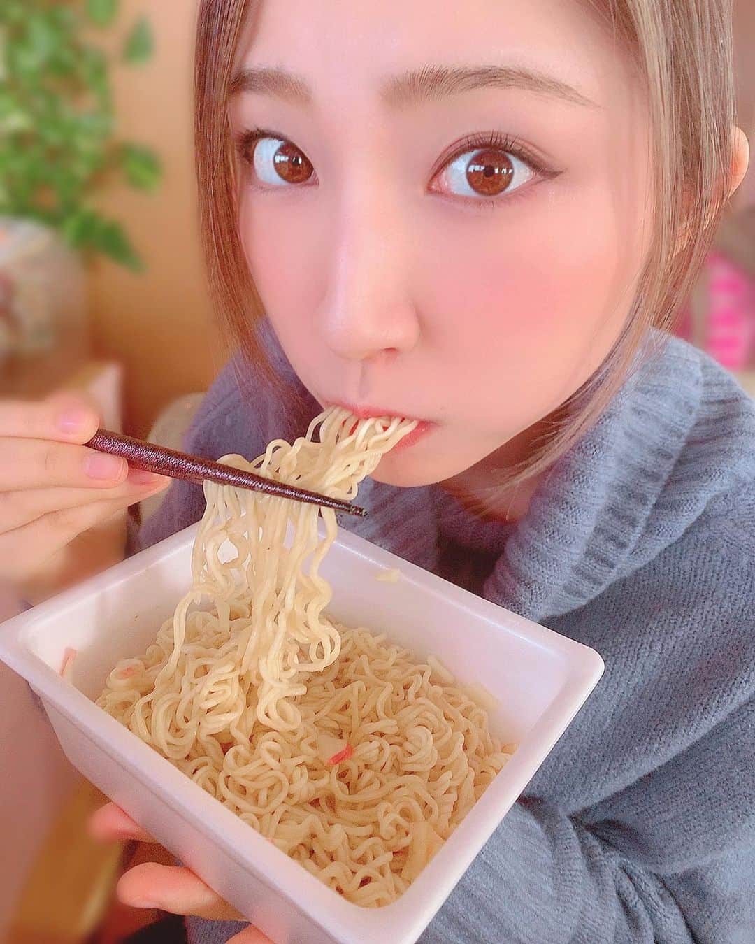 鈴木真梨耶さんのインスタグラム写真 - (鈴木真梨耶Instagram)「I tried to eat it!!!Finally!!!!!🎉 This is Japanese instant ramen! "Yakisoba" but, taste is APPLE PIE!!!!🍎🍜 can you belive!?🤣🤣 so strange. so weird...🤣🤣🤣🤣 right?😂  but, It was just APPLE PIE!!!!🍎 only Texture was ramen.🍜  ついに。挑戦しました。 apple pie味のペヤング。 しっかりりんごもはいってたよ。笑 味も匂いもアップルパイだった！ でも、食感は麺！不思議な感じだった！笑  #ペヤング #アップルパイ #applepie  #やきそば　#japanesefood  #yummy #まるか食品  #JAPAN #food #instantnoodles  ‪#ROSEAREAL #ロザリオ‬ ‪#鈴木真梨耶 #MaRiyaSuzuki‬ #asianzdancers」2月18日 13時39分 - mariya_suzuki