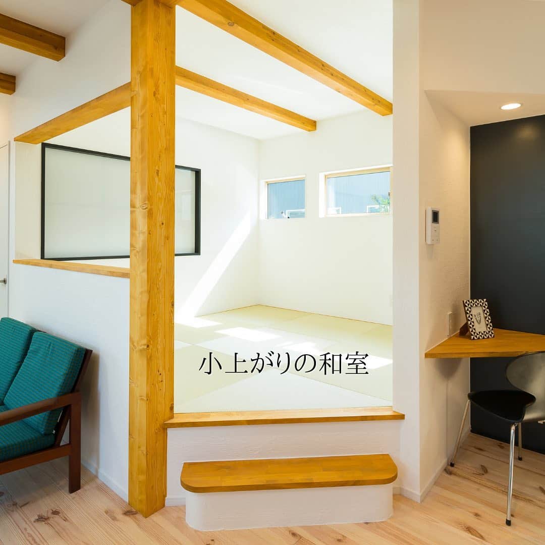 株式会社 加度商さんのインスタグラム写真 - (株式会社 加度商Instagram)「『ずれながら繋がる家』 @kadosho1   ･ 家づくりの資料請求はコチラから→@request_kd . #塗り壁#外観#シックブラウン#タイルデッキ#ldk#和室#吹き抜け#照明#ペンダントライト#鉄骨階段#マイホーム#新築#インテリア#家#住宅#工務店#自然と暮らす#シンプルな暮らし#おしゃれな家#家づくり#暮らしを楽しむ #マイホーム計画#自然素材#デザイン#住まい#かっこいい家#木の家#長期優良住宅#加度商#尾道注文住宅」2月18日 13時48分 - kadosho1