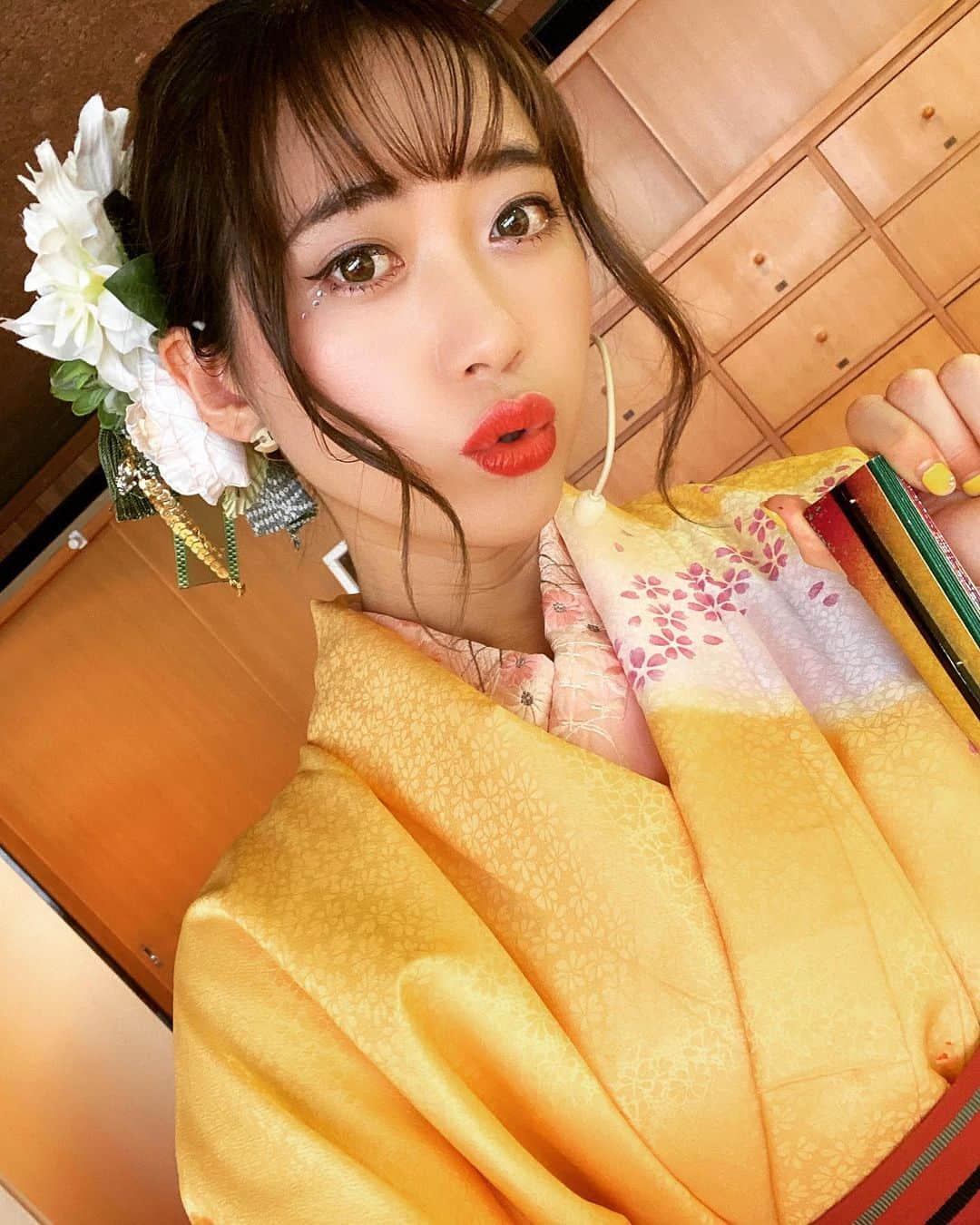 MIAKAのインスタグラム：「やっぱりこのお花付けると#令和華伝 としてONになる！めっちゃ久しぶりに付けたやつ😭 この#花飾り 、パワーある！ #プロデューサーの愛 #プロデューサーが制作してくれたお花 #スイッチ入る  #可愛いお花  #着物ヘアセット  #着物ヘアアレンジ  #アップヘアー  #和楽 #ユニット #グループ #着物美人  #和服美人 #美亜華」