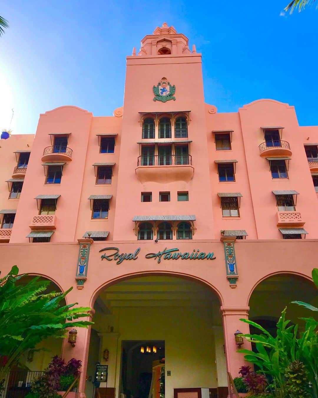 KAUKAU/カウカウハワイさんのインスタグラム写真 - (KAUKAU/カウカウハワイInstagram)「パキッと晴れた青い空にこの可愛いピンク💕 ロイヤルハワイアンホテルはワイキキのホテルの中でも最も古いホテルの1つ。何と開業は1927年なんですって😳 後もうちょっとで100歳を迎えるホテル。凄すぎます。  #Hawaii #honolulu #hawaiirestaurant #food #EatHawaii #HawaiiCoupon  #KAUKAU #KAUKAUHawaii #ハワイグルメ #ハワイおすすめ #waikiki #hotel #ワイキキ #royalhwaiianhotel #pinkpalace #ロイヤルハワイアンホテル #ピンクパレス #ワイキキホテル」2月18日 13時50分 - kaukau_hawaii